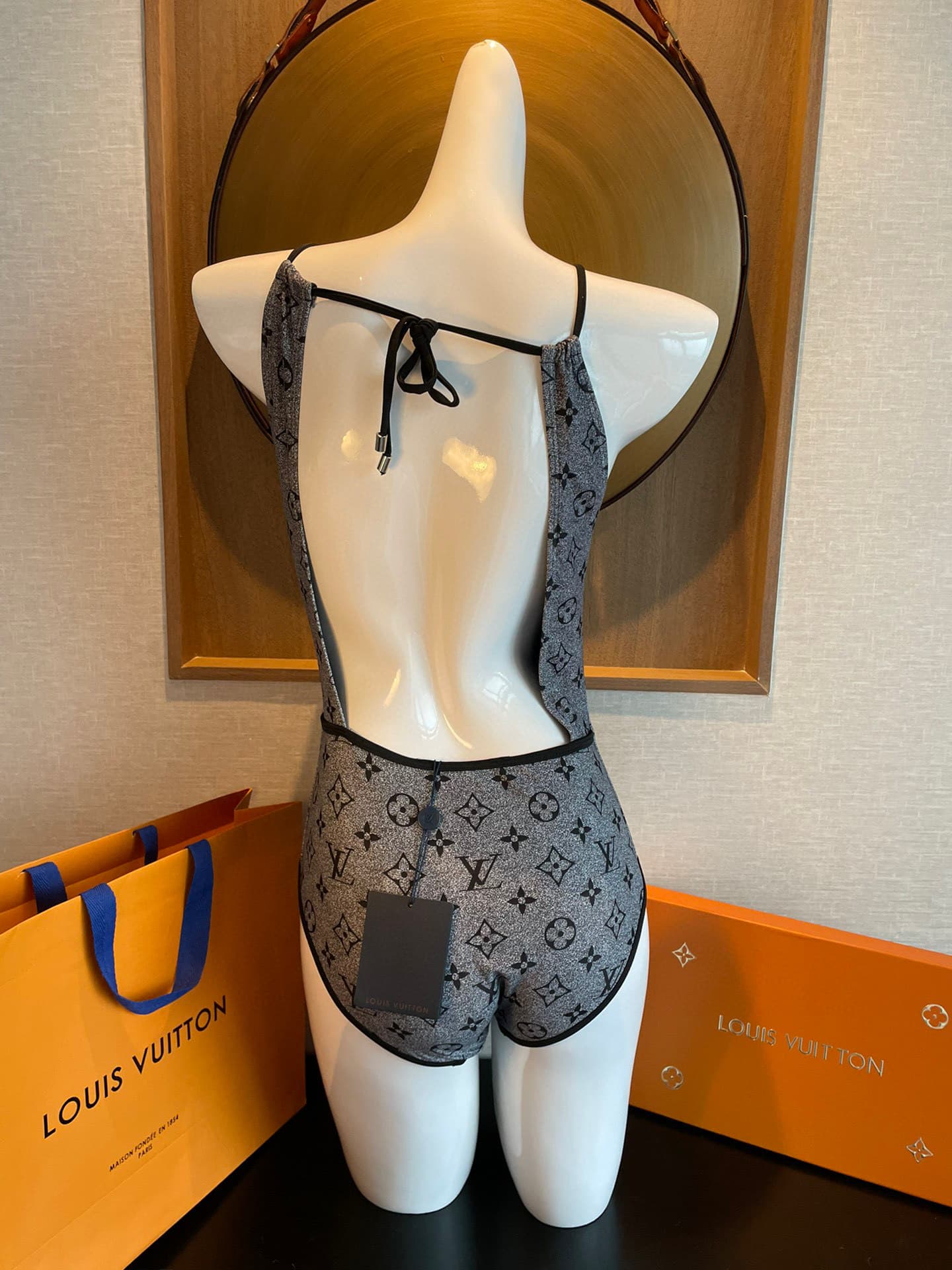 C24873 Lv swimsuit Lv😍🥰 – a swimsuit suitable for various scenarios 🏊‍♀️. It can be used at the beach, swimming pools, hot springs, water parks, and for rafting activities 😌. It can also be worn with inner layers. The one-piece design covers the body and  — image 4