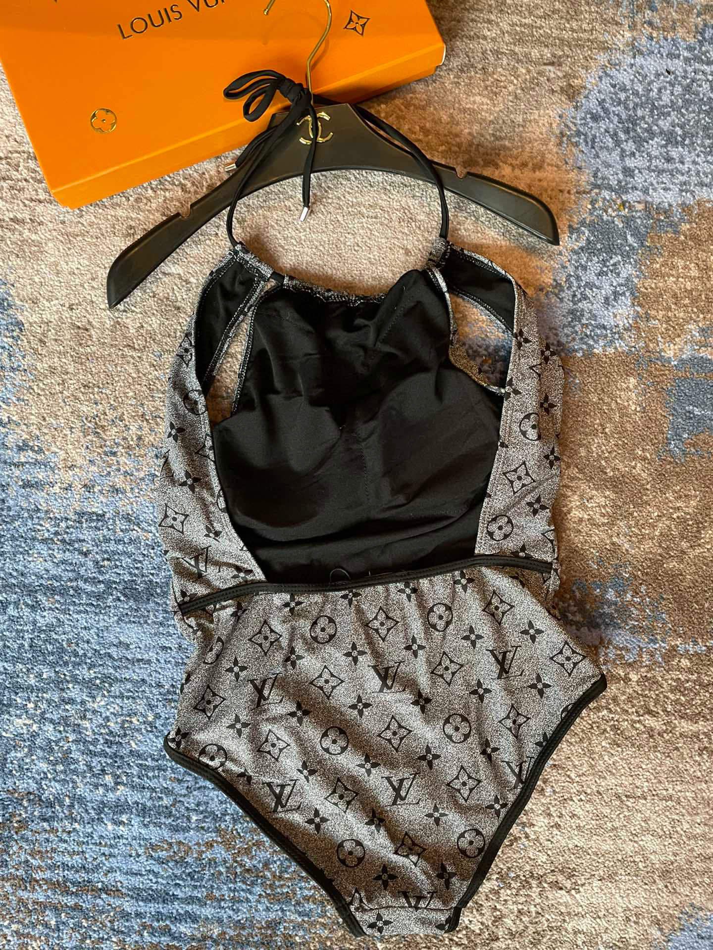 C24873 Lv swimsuit Lv😍🥰 – a swimsuit suitable for various scenarios 🏊‍♀️. It can be used at the beach, swimming pools, hot springs, water parks, and for rafting activities 😌. It can also be worn with inner layers. The one-piece design covers the body and  — image 6