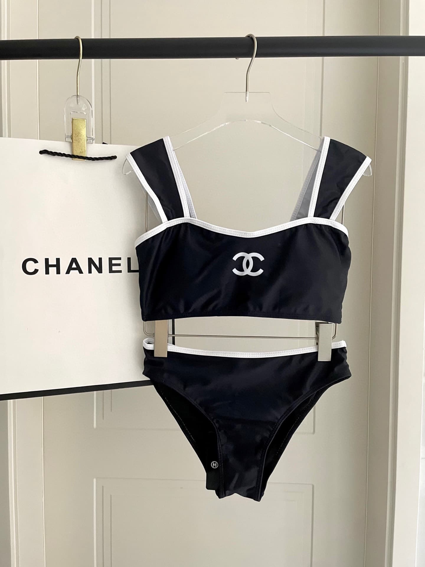 C24872 Chanel swimsuit – Chanel split design 😍🥰 A swimsuit suitable for various scenarios 🏊‍♀️ Whether at the beach, in a swimming pool, in hot springs, or at an aquatic park – it’s perfect for all those occasions 😌 It can also be worn with inner garments — image 3