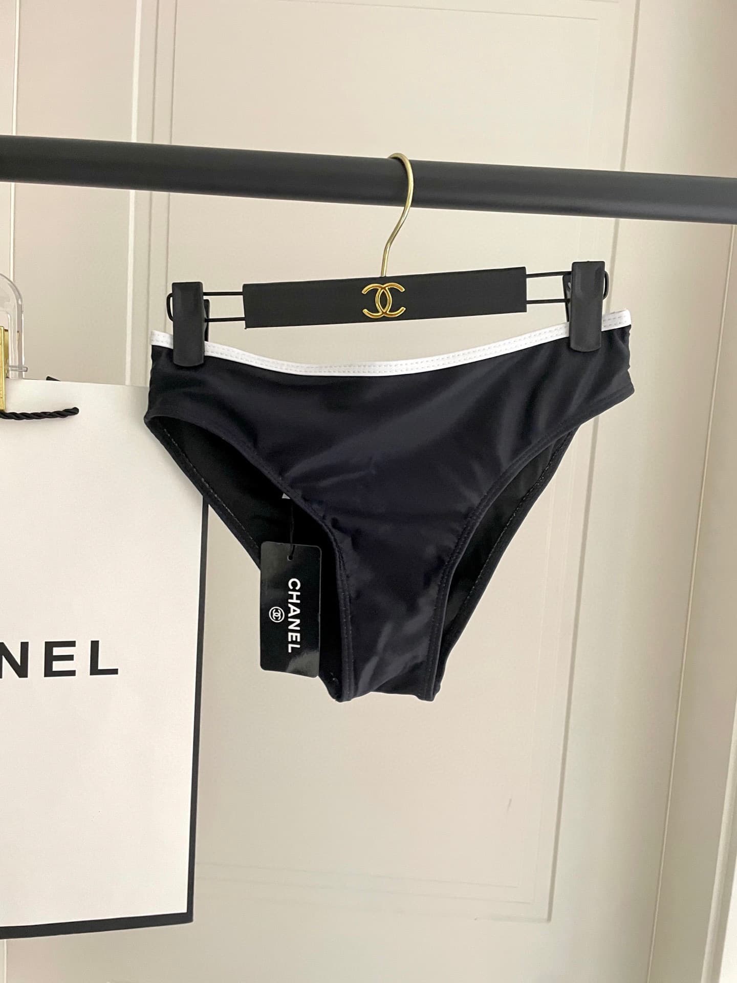 C24872 Chanel swimsuit – Chanel split design 😍🥰 A swimsuit suitable for various scenarios 🏊‍♀️ Whether at the beach, in a swimming pool, in hot springs, or at an aquatic park – it’s perfect for all those occasions 😌 It can also be worn with inner garments — image 8