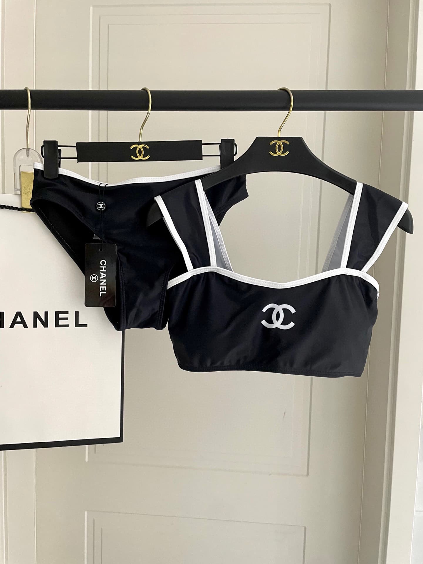 C24872 Chanel swimsuit – Chanel split design 😍🥰 A swimsuit suitable for various scenarios 🏊‍♀️ Whether at the beach, in a swimming pool, in hot springs, or at an aquatic park – it’s perfect for all those occasions 😌 It can also be worn with inner garments — image 7