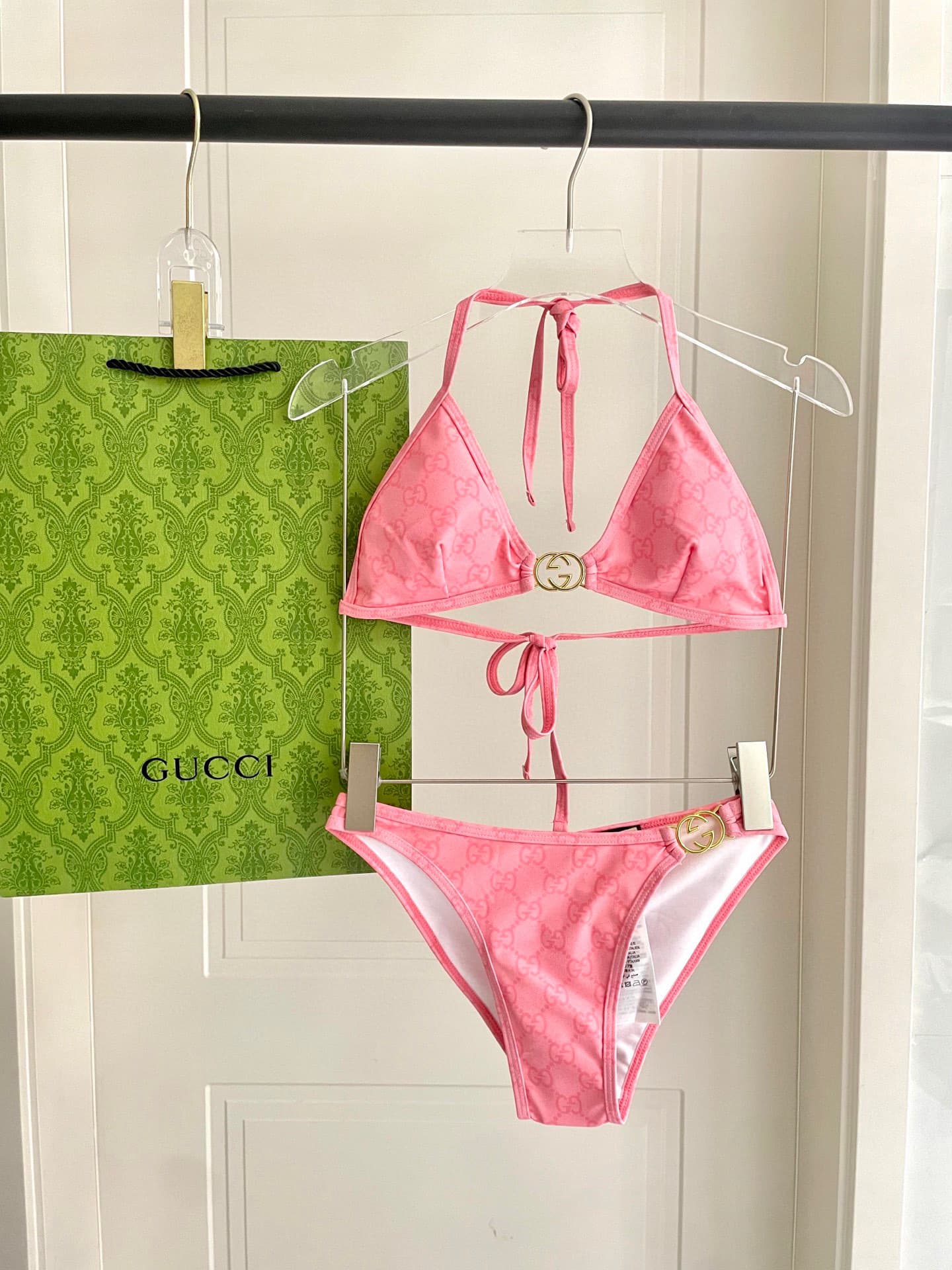 C24881 Gucci swimsuits – New Gucci bikinis that are suitable for various occasions🏊‍♀️ They can be used at the beach, swimming pools, hot springs, water parks, and for rafting too😌 They can also be worn with inner garments. The one-piece design covers the — image 4