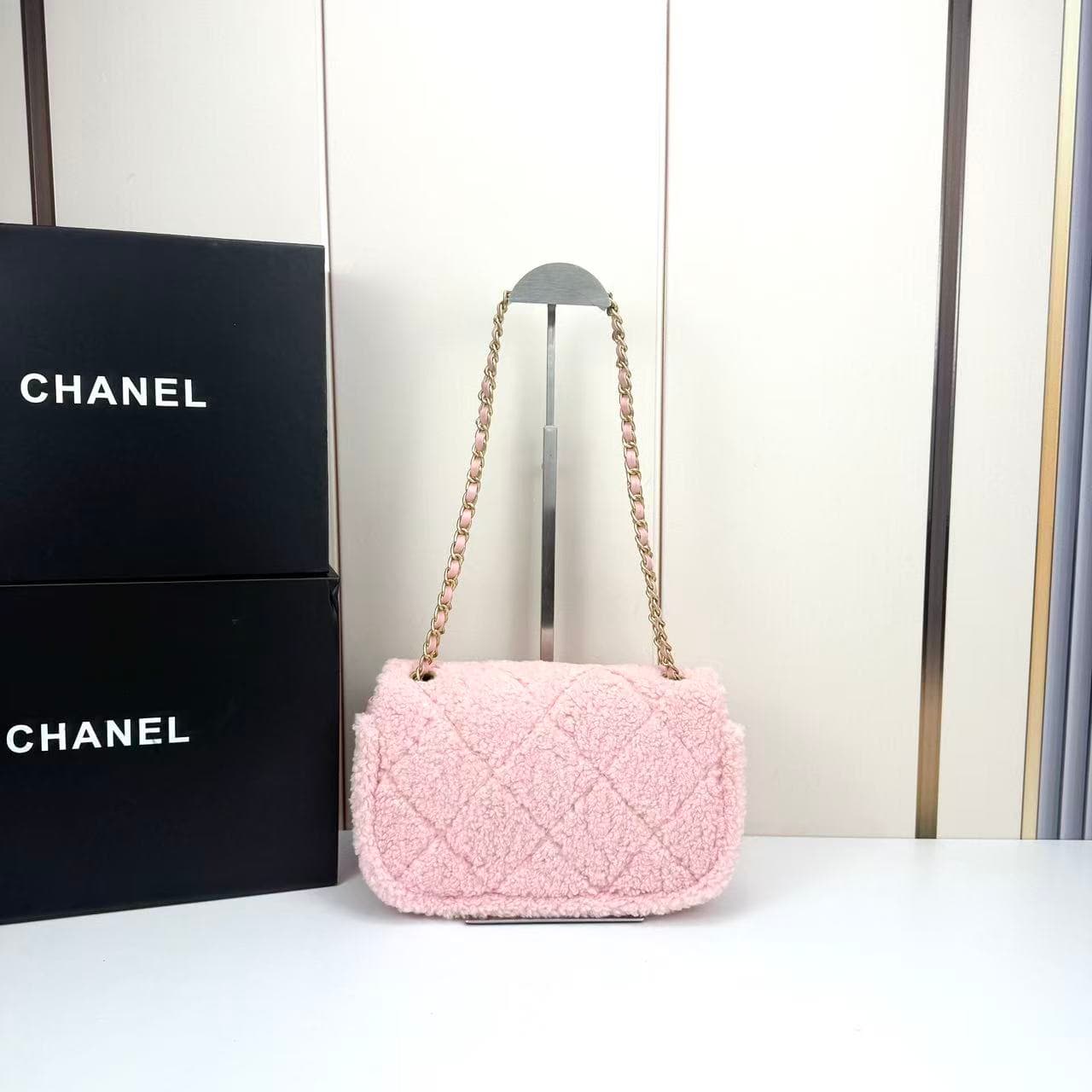 C788 🌸 Chanel lamb fur teddy bear 🧸 lip pack — image 3