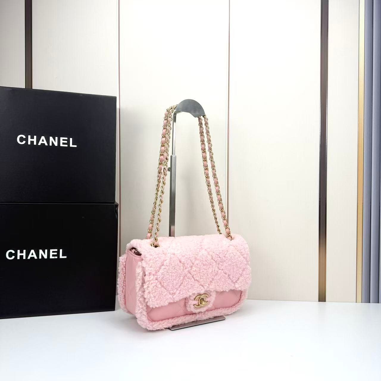 C788 🌸 Chanel lamb fur teddy bear 🧸 lip pack — image 2