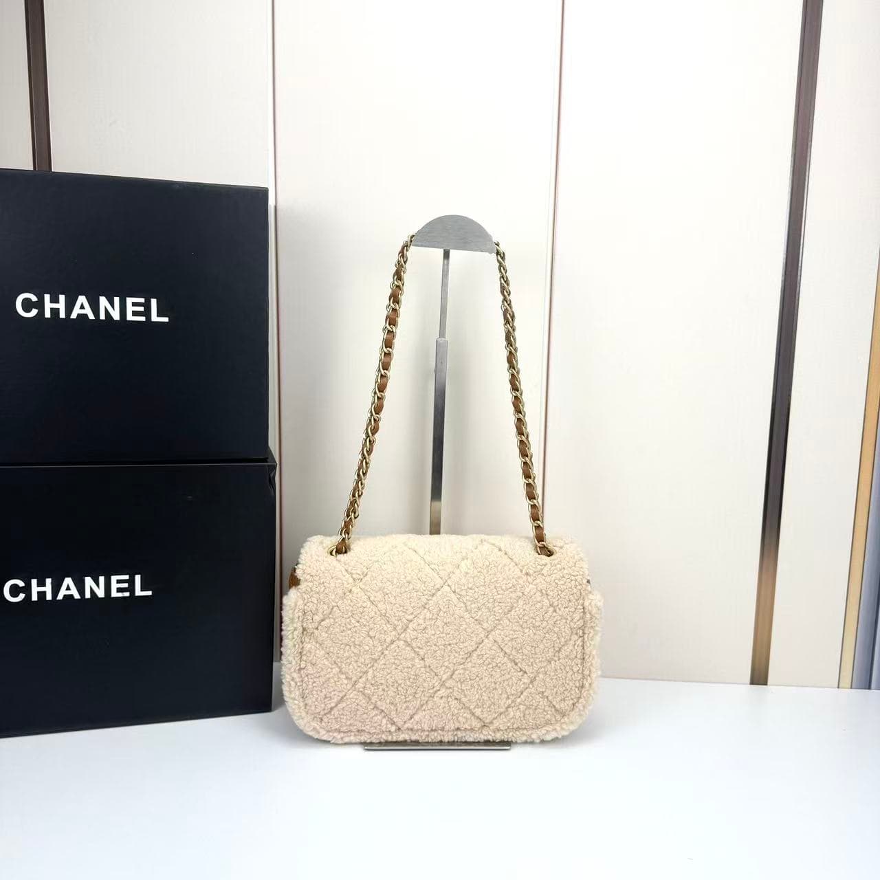 C786 🌸 Chanel lamb fur teddy bear 🧸 lip-pouch — image 3