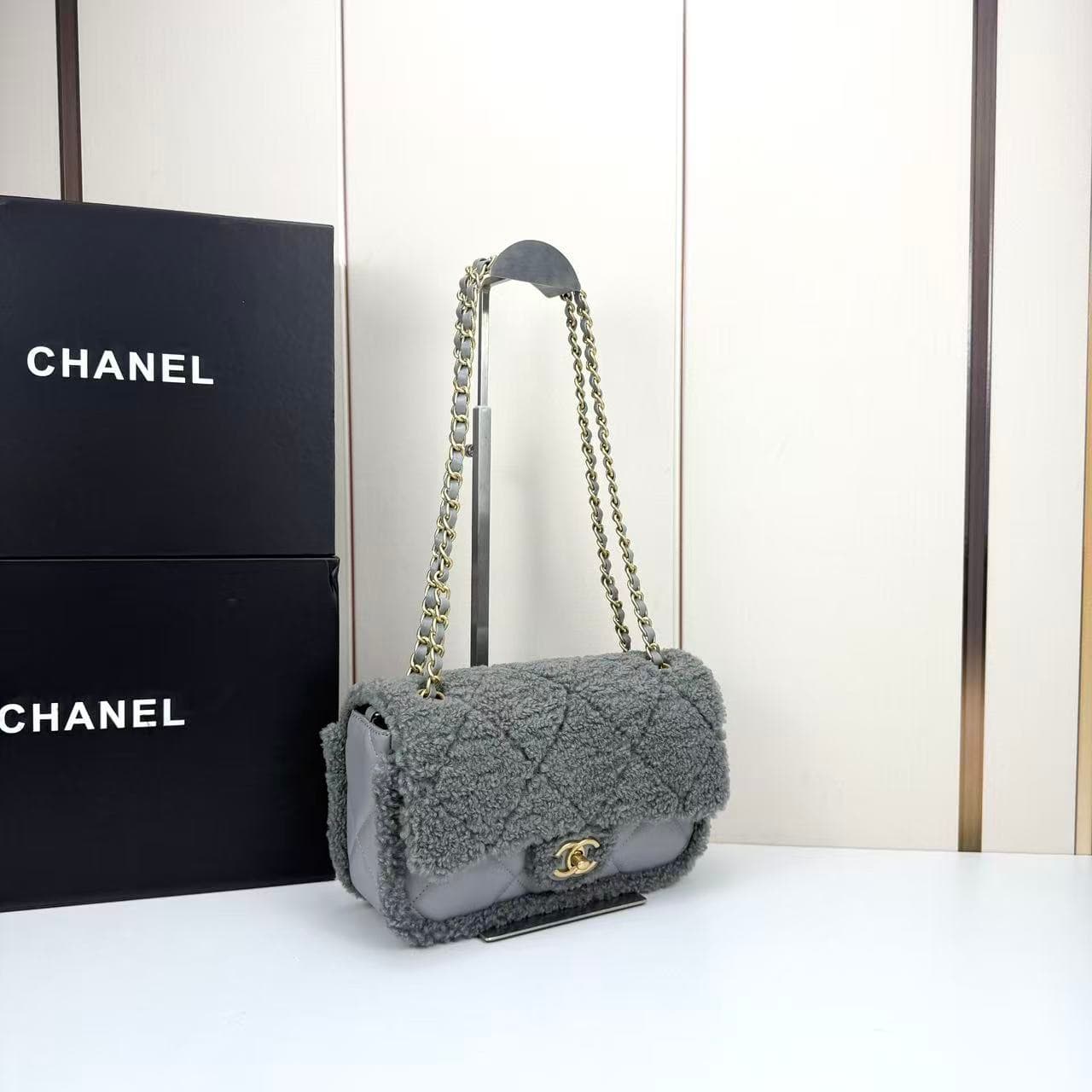 C807 🌸 Chanel lamb fur teddy bear 🧸 Lip-pad bag — image 2