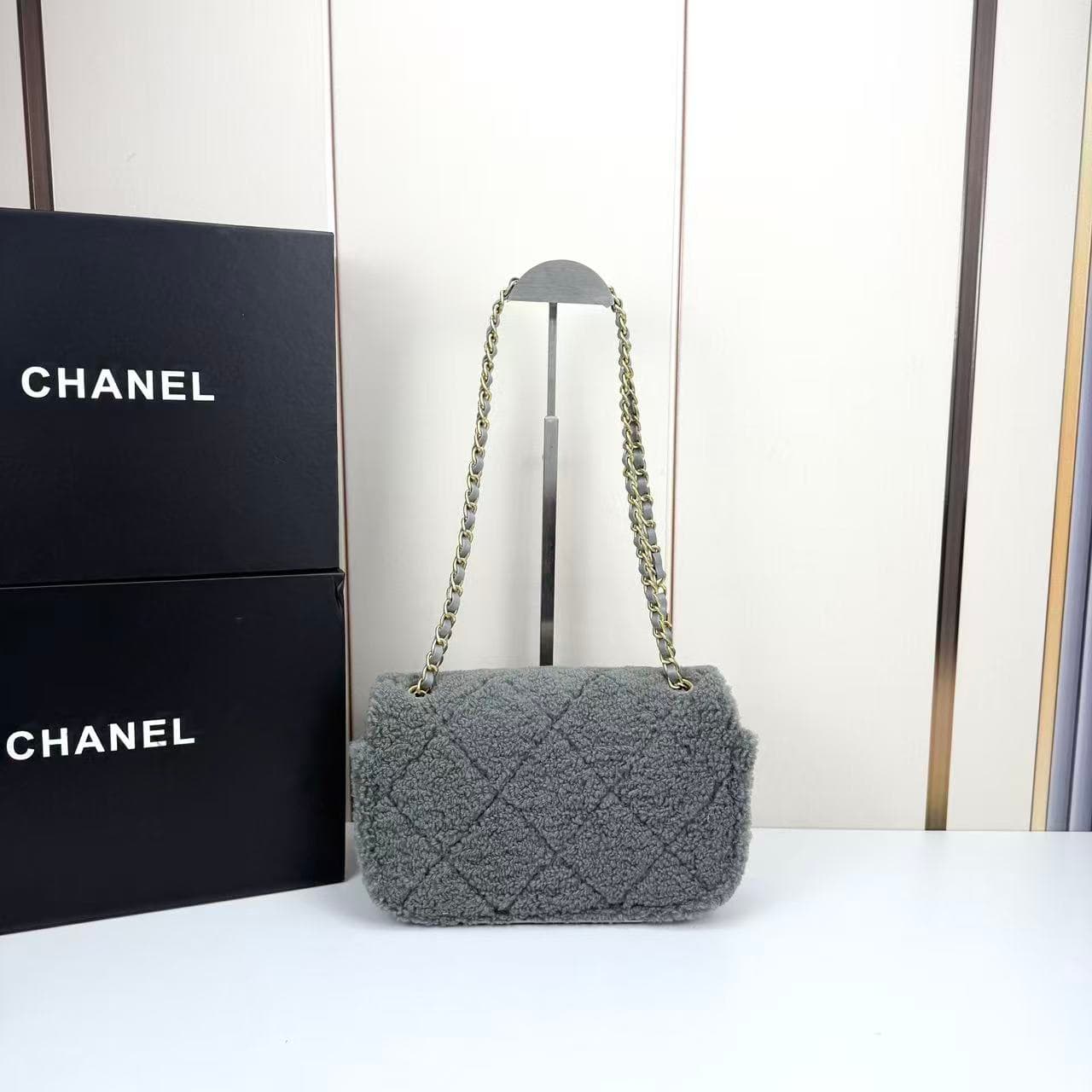 C807 🌸 Chanel lamb fur teddy bear 🧸 Lip-pad bag — image 3