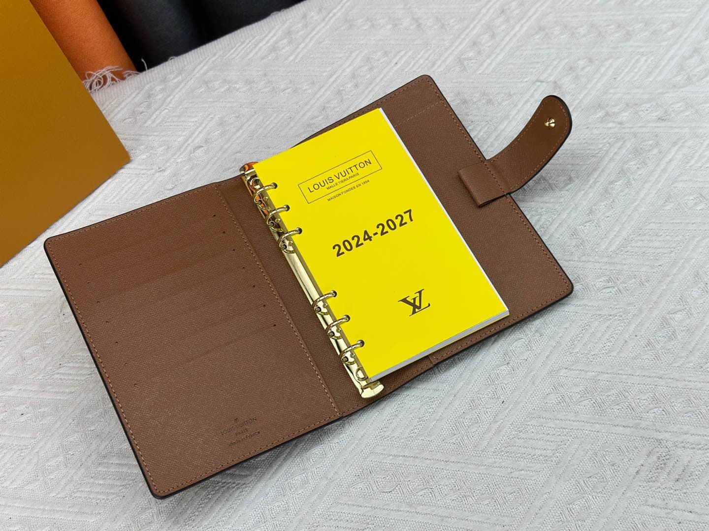 C5279 Wallet – Top-quality original version💎 [Photographed in real life, with home background] Model: M20004❤️ This small notebook cover is made of Monogram canvas. It can hold three credit cards, and can also be used as a brochure holder, notebook, or ca — image 6