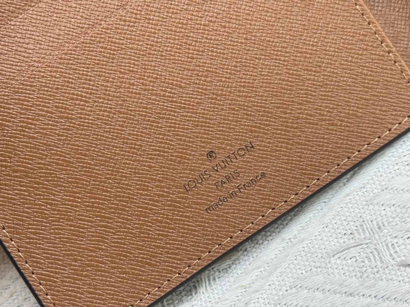 C5279 Wallet – Top-quality original version💎 [Photographed in real life, with home background] Model: M20004❤️ This small notebook cover is made of Monogram canvas. It can hold three credit cards, and can also be used as a brochure holder, notebook, or ca — image 8
