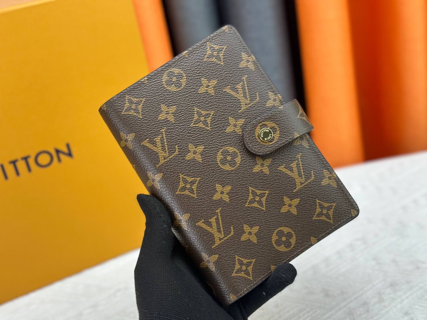 C5279 Wallet – Top-quality original version💎 [Photographed in real life, with home background] Model: M20004❤️ This small notebook cover is made of Monogram canvas. It can hold three credit cards, and can also be used as a brochure holder, notebook, or ca — image 1