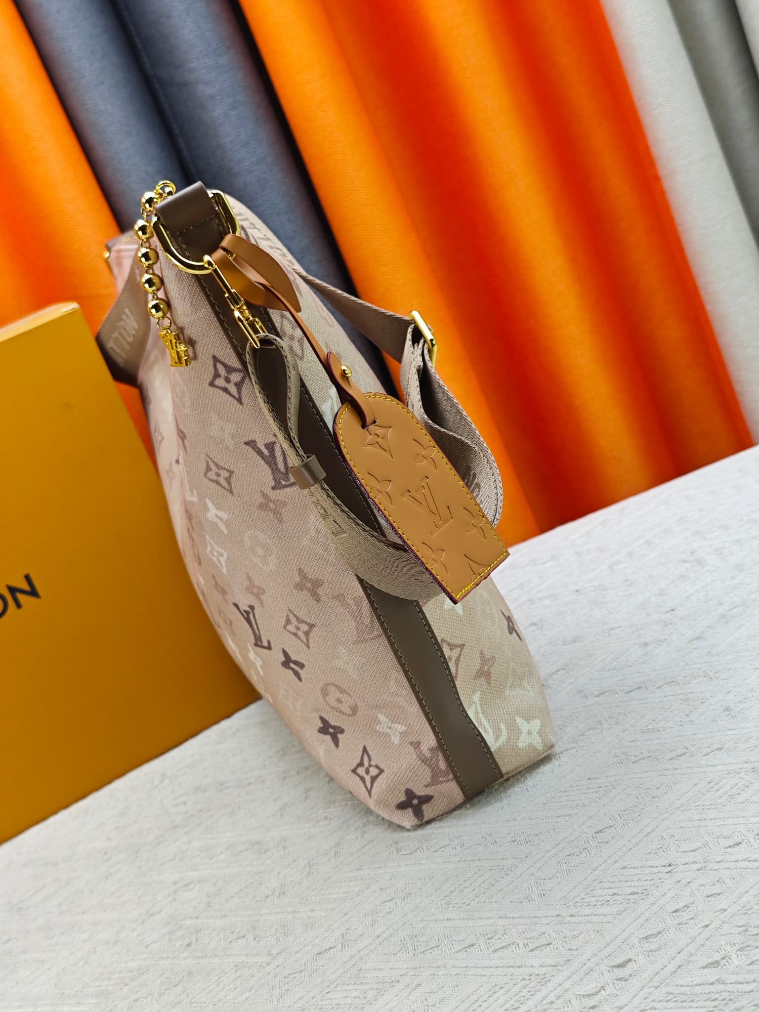 C5278 Upgraded version of M26931, M28392, M27856, M27181, M14018, M13986. This Vagabond Hobo handbag features soft leather texture. It can be worn on the shoulder or slung over the arm with an adjustable fabric strap. The interior has LV Blason weave patt — image 3