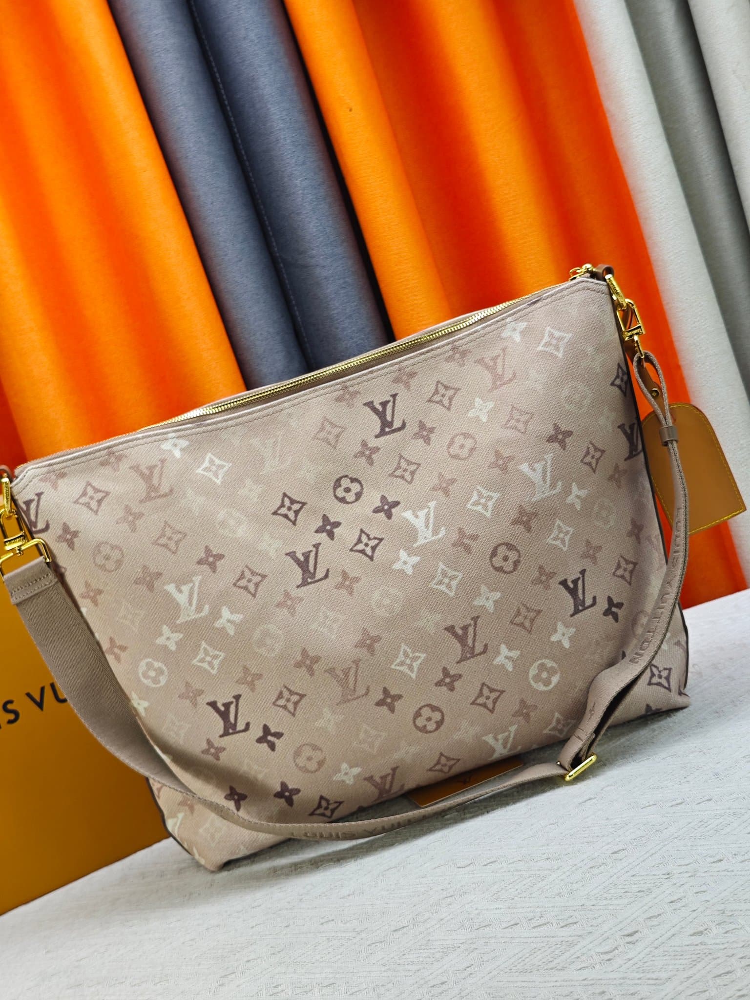 C5278 Upgraded version of M26931, M28392, M27856, M27181, M14018, M13986. This Vagabond Hobo handbag features soft leather texture. It can be worn on the shoulder or slung over the arm with an adjustable fabric strap. The interior has LV Blason weave patt — image 4