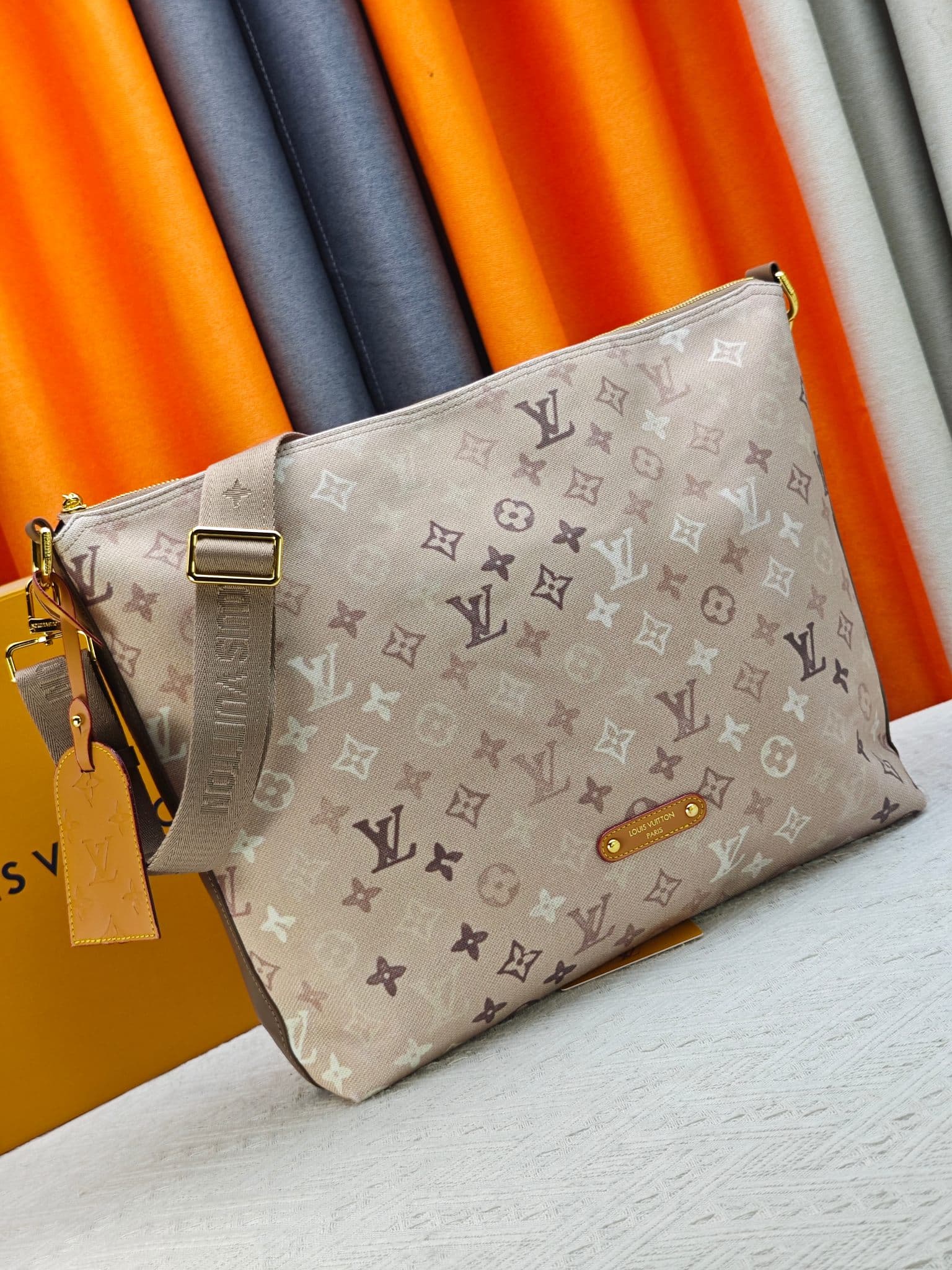 C5278 Upgraded version of M26931, M28392, M27856, M27181, M14018, M13986. This Vagabond Hobo handbag features soft leather texture. It can be worn on the shoulder or slung over the arm with an adjustable fabric strap. The interior has LV Blason weave patt — image 2
