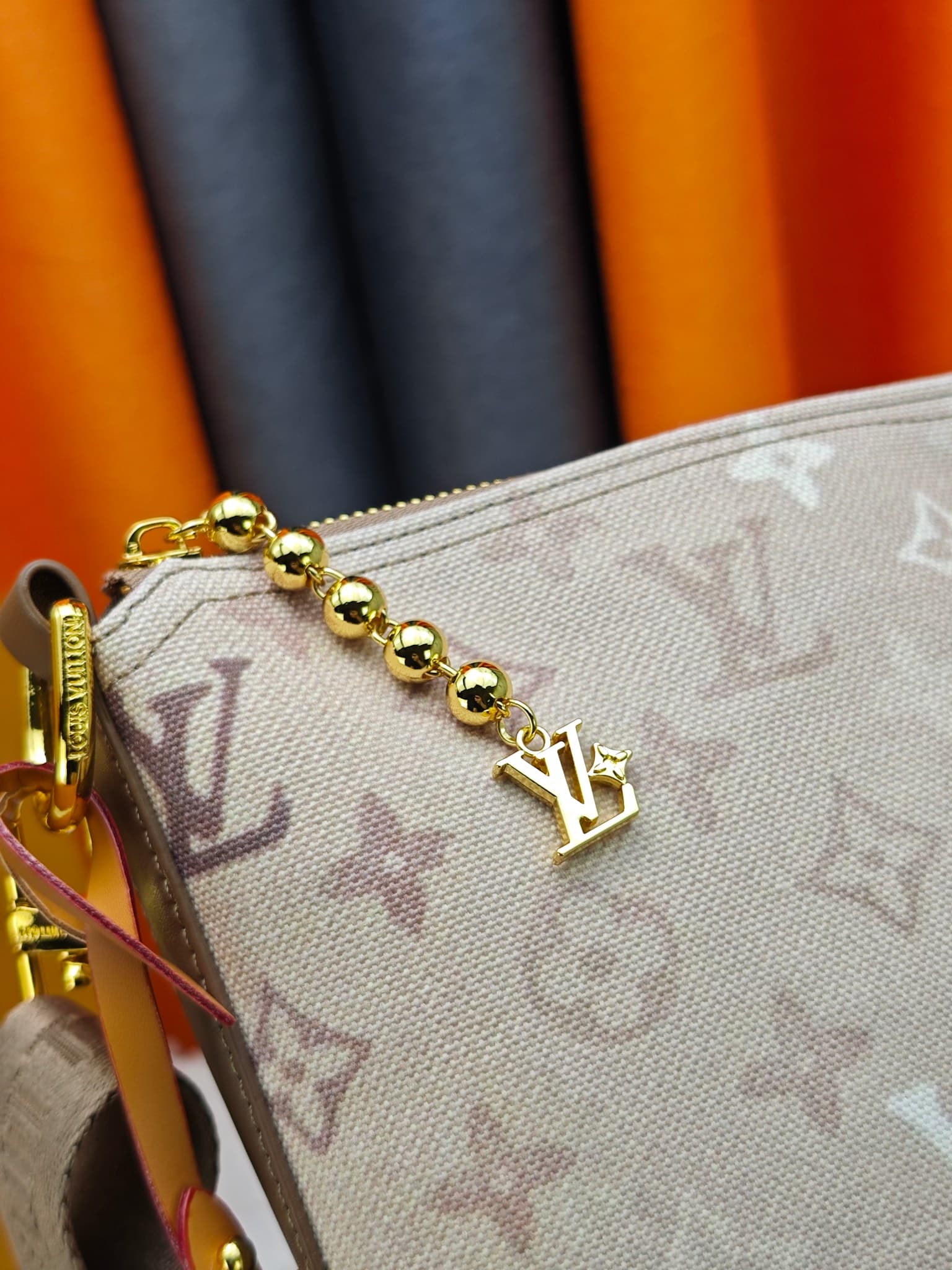 C5278 Upgraded version of M26931, M28392, M27856, M27181, M14018, M13986. This Vagabond Hobo handbag features soft leather texture. It can be worn on the shoulder or slung over the arm with an adjustable fabric strap. The interior has LV Blason weave patt — image 7