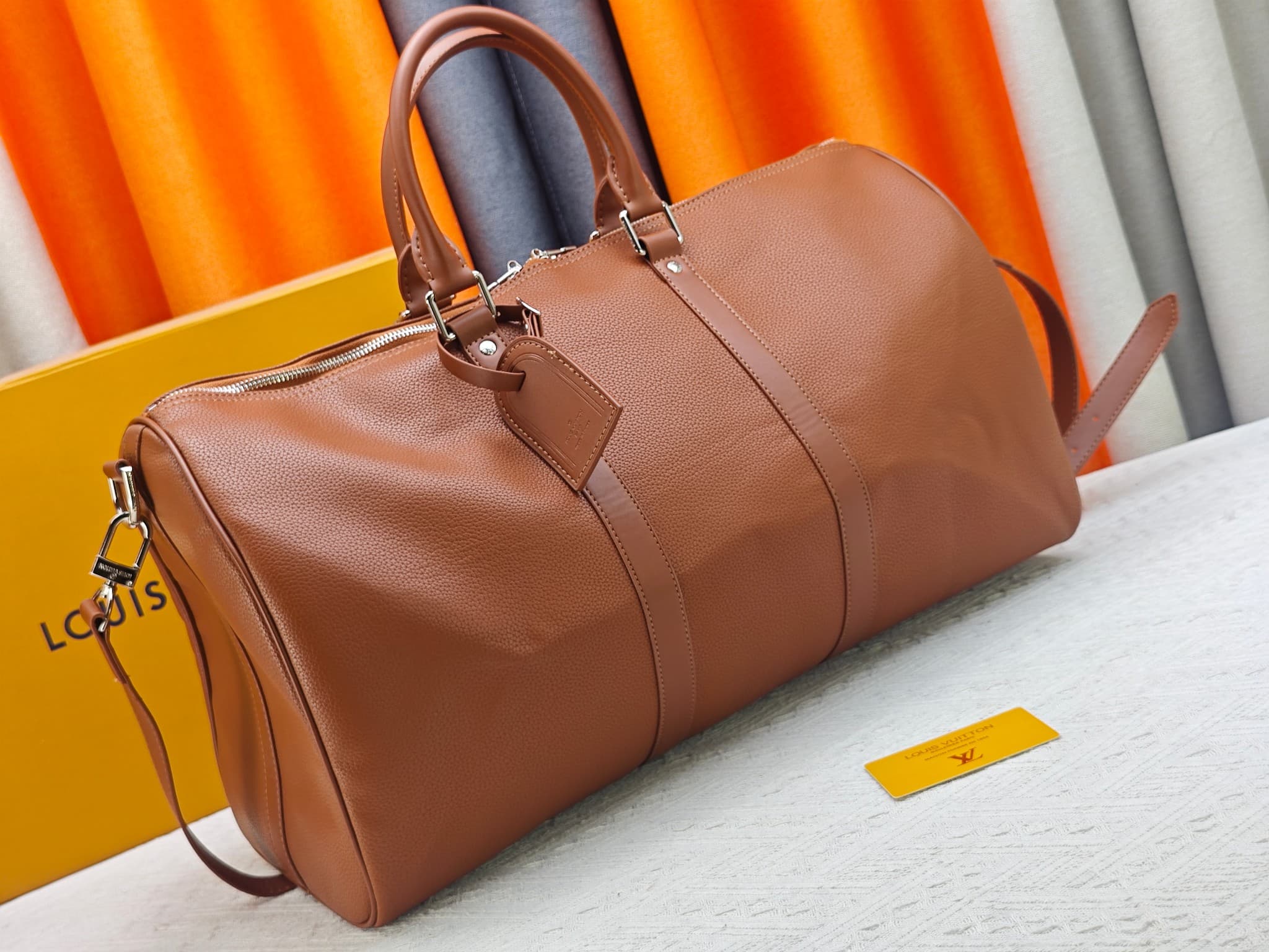 C5291 M41416 M26065 Brown. This Keepall Bandouliere 50 travel bag is made from polished cowhide leather and fabric lining, making it an excellent choice for weekend trips. The fine, soft leather and the LV logo exude elegance; the handle at the top and th — image 2