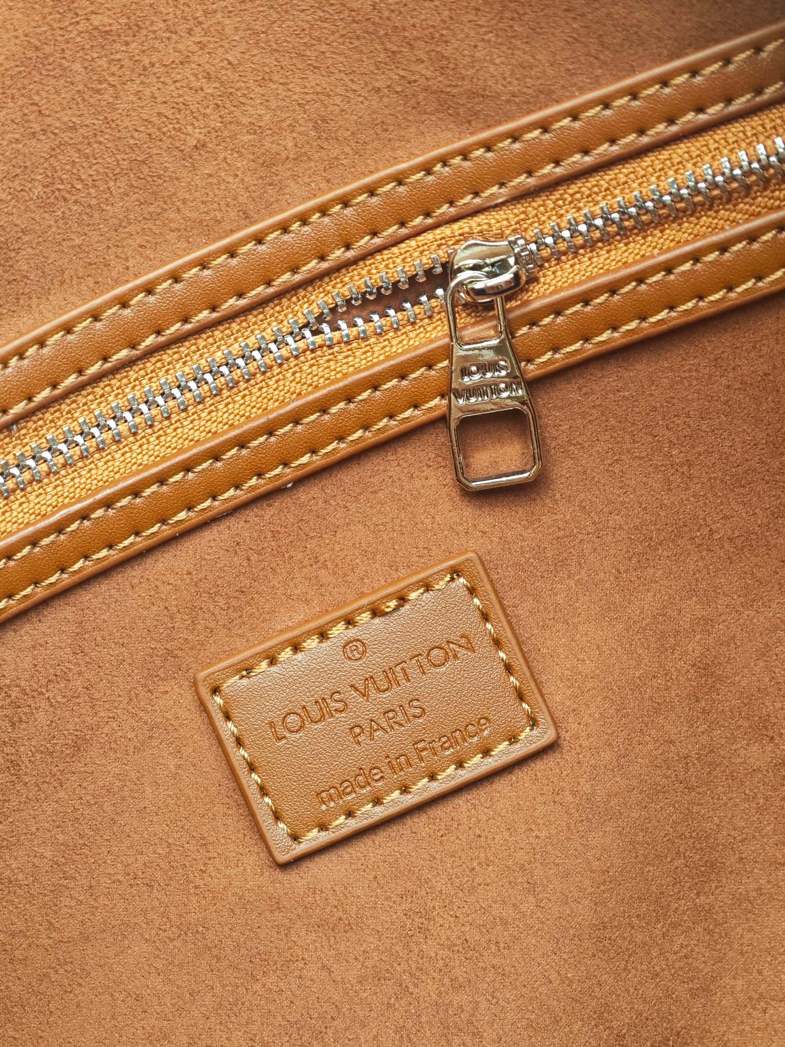 C5291 M41416 M26065 Brown. This Keepall Bandouliere 50 travel bag is made from polished cowhide leather and fabric lining, making it an excellent choice for weekend trips. The fine, soft leather and the LV logo exude elegance; the handle at the top and th — image 8