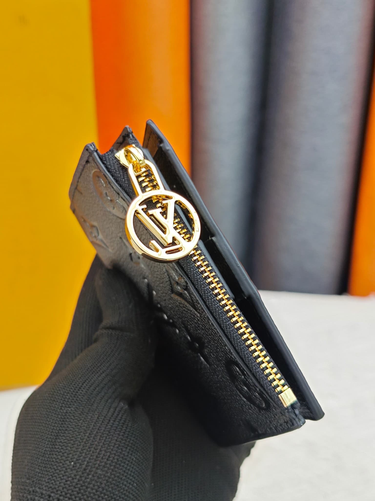 C5290 M82381 M82382 M82383 MPortefeuille Lisa is made of Monogram canvas with colored leather lining. This compact wallet features a coin pocket with support strips, and the handle is decorated with LV circles. It can be easily placed in a small bag or ha — image 4