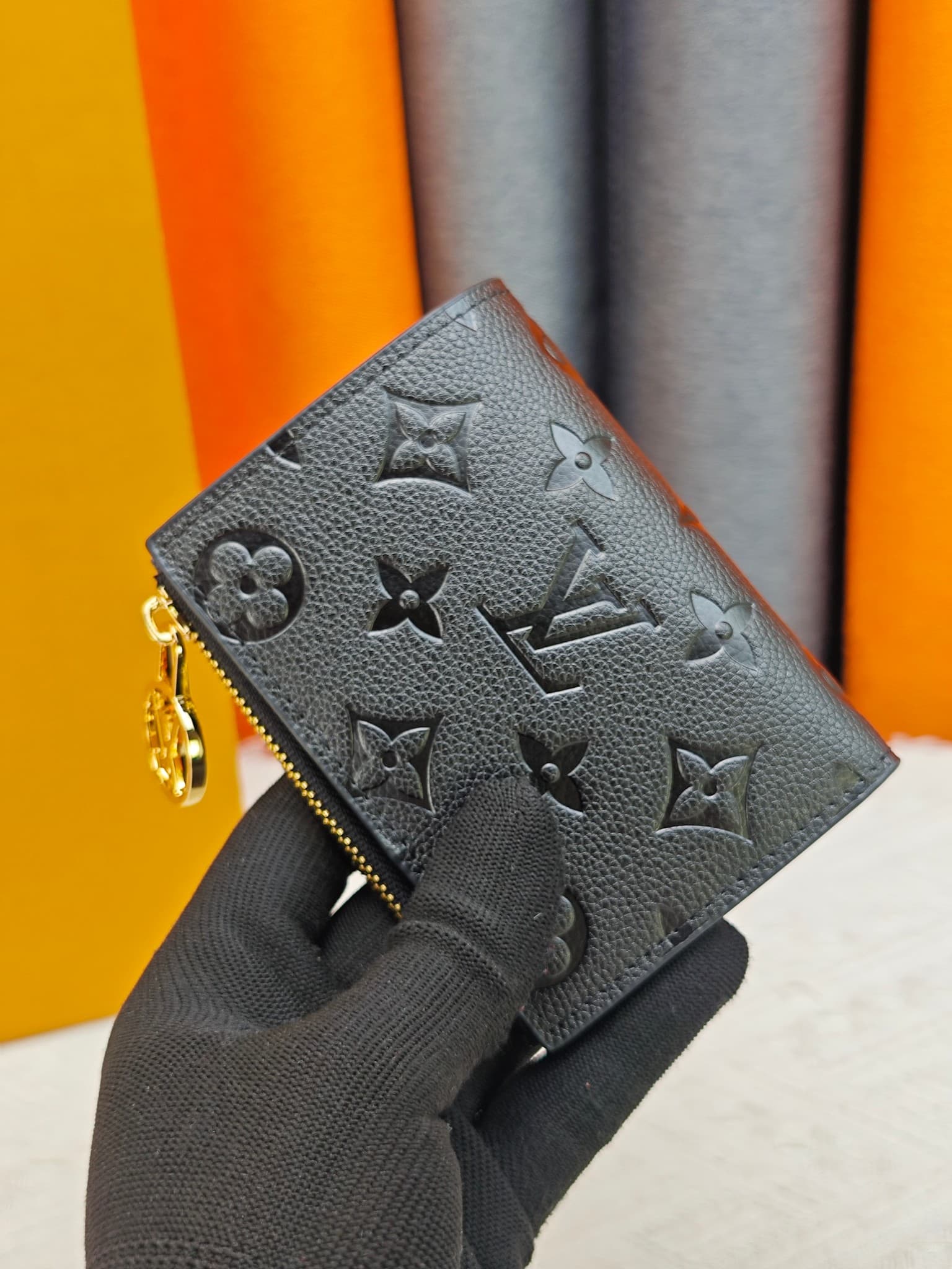 C5290 M82381 M82382 M82383 MPortefeuille Lisa is made of Monogram canvas with colored leather lining. This compact wallet features a coin pocket with support strips, and the handle is decorated with LV circles. It can be easily placed in a small bag or ha — image 2