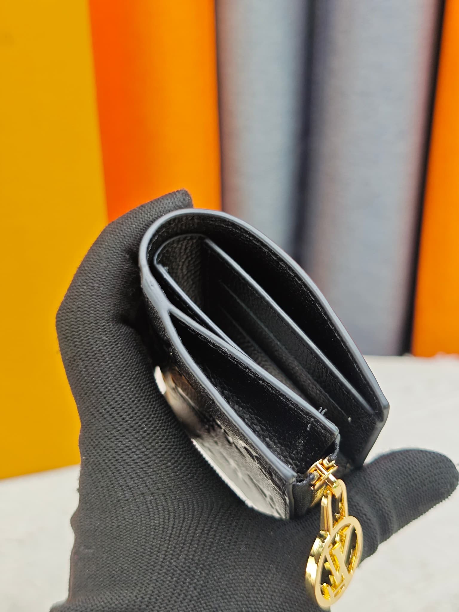 C5290 M82381 M82382 M82383 MPortefeuille Lisa is made of Monogram canvas with colored leather lining. This compact wallet features a coin pocket with support strips, and the handle is decorated with LV circles. It can be easily placed in a small bag or ha — image 5