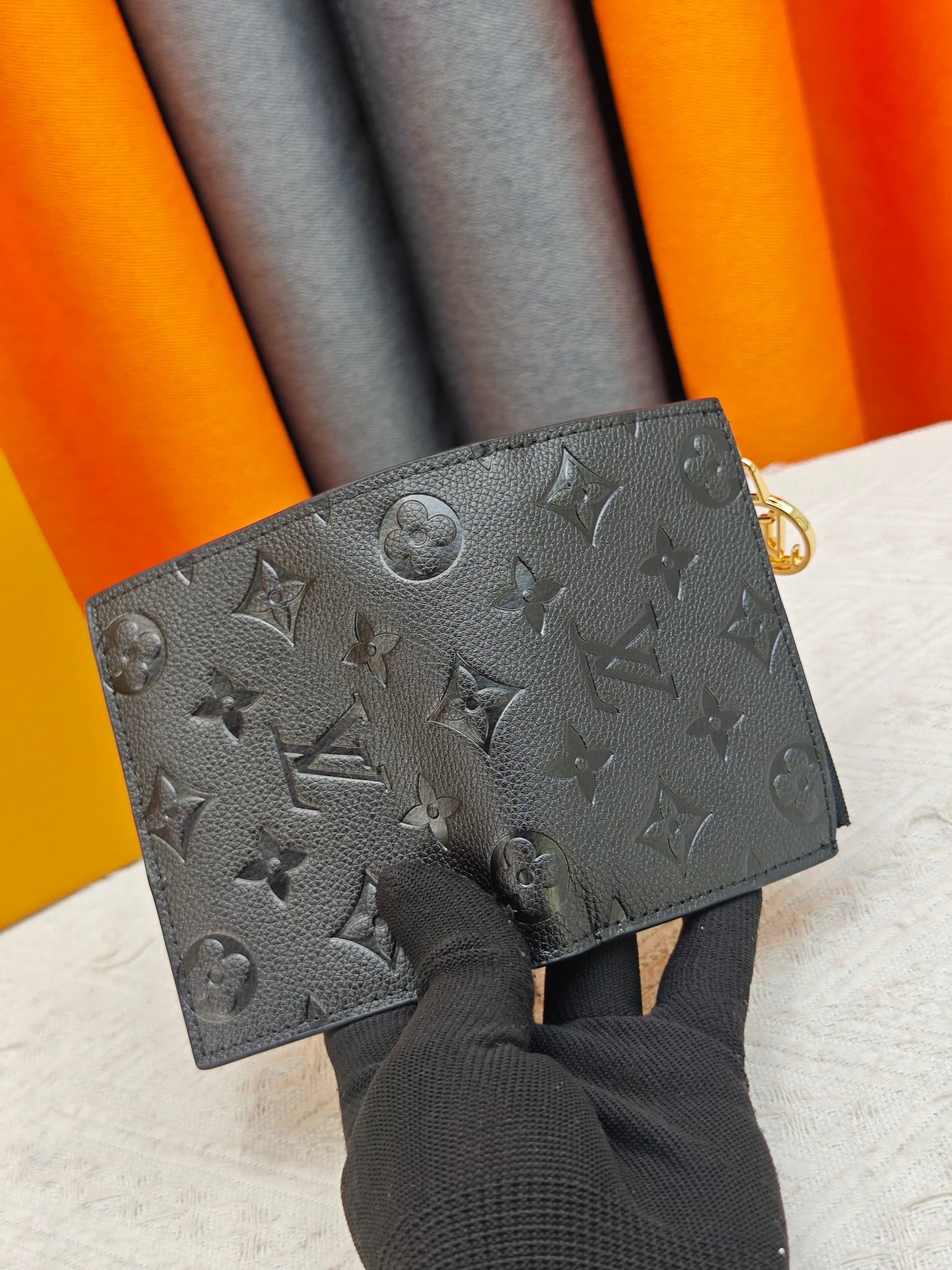 C5290 M82381 M82382 M82383 MPortefeuille Lisa is made of Monogram canvas with colored leather lining. This compact wallet features a coin pocket with support strips, and the handle is decorated with LV circles. It can be easily placed in a small bag or ha — image 7