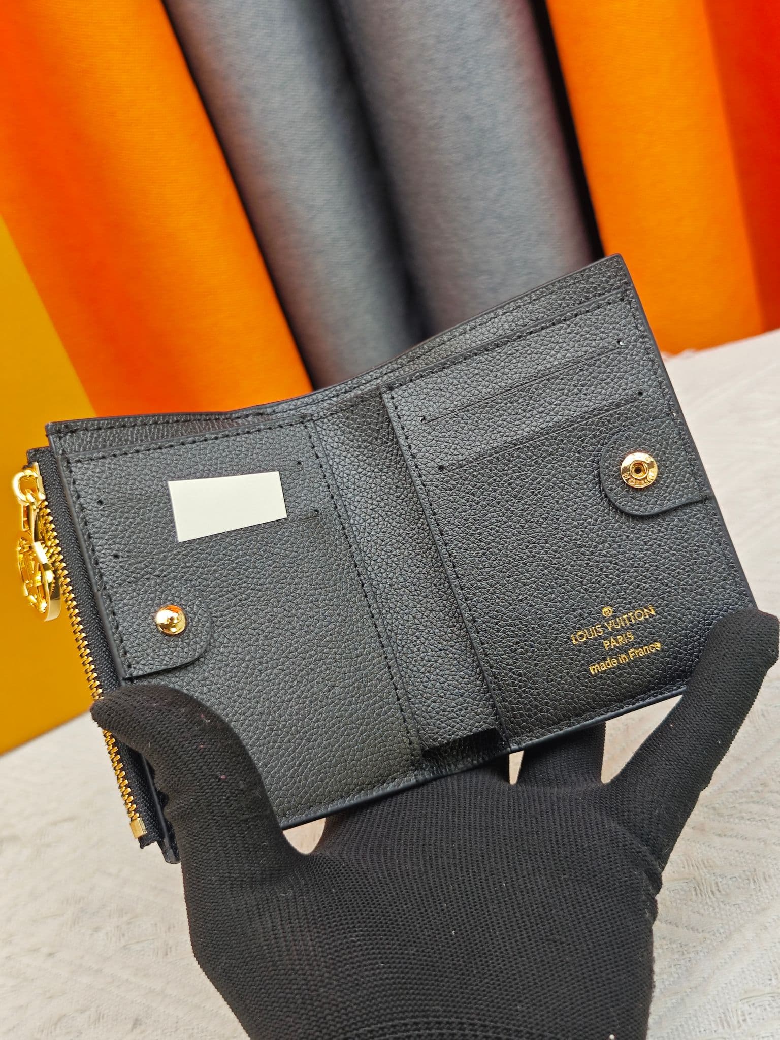 C5290 M82381 M82382 M82383 MPortefeuille Lisa is made of Monogram canvas with colored leather lining. This compact wallet features a coin pocket with support strips, and the handle is decorated with LV circles. It can be easily placed in a small bag or ha — image 6
