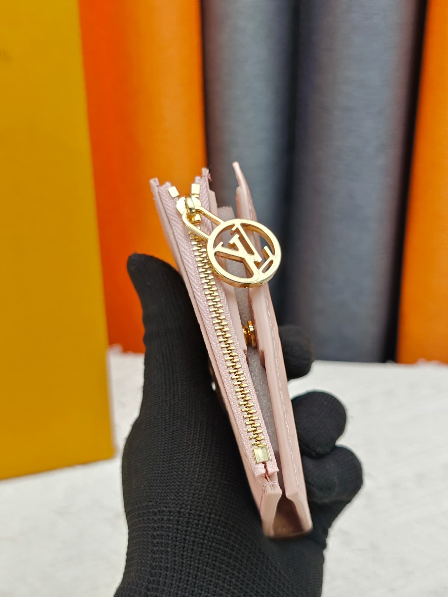 C5289 M82381 M82382 M82383 MPortefeuille Lisa is made of Monogram canvas with colored leather lining. This compact wallet features a coin pocket and corner support; the handle is decorated with LV circles, allowing it to be easily placed in a small bag or — image 4