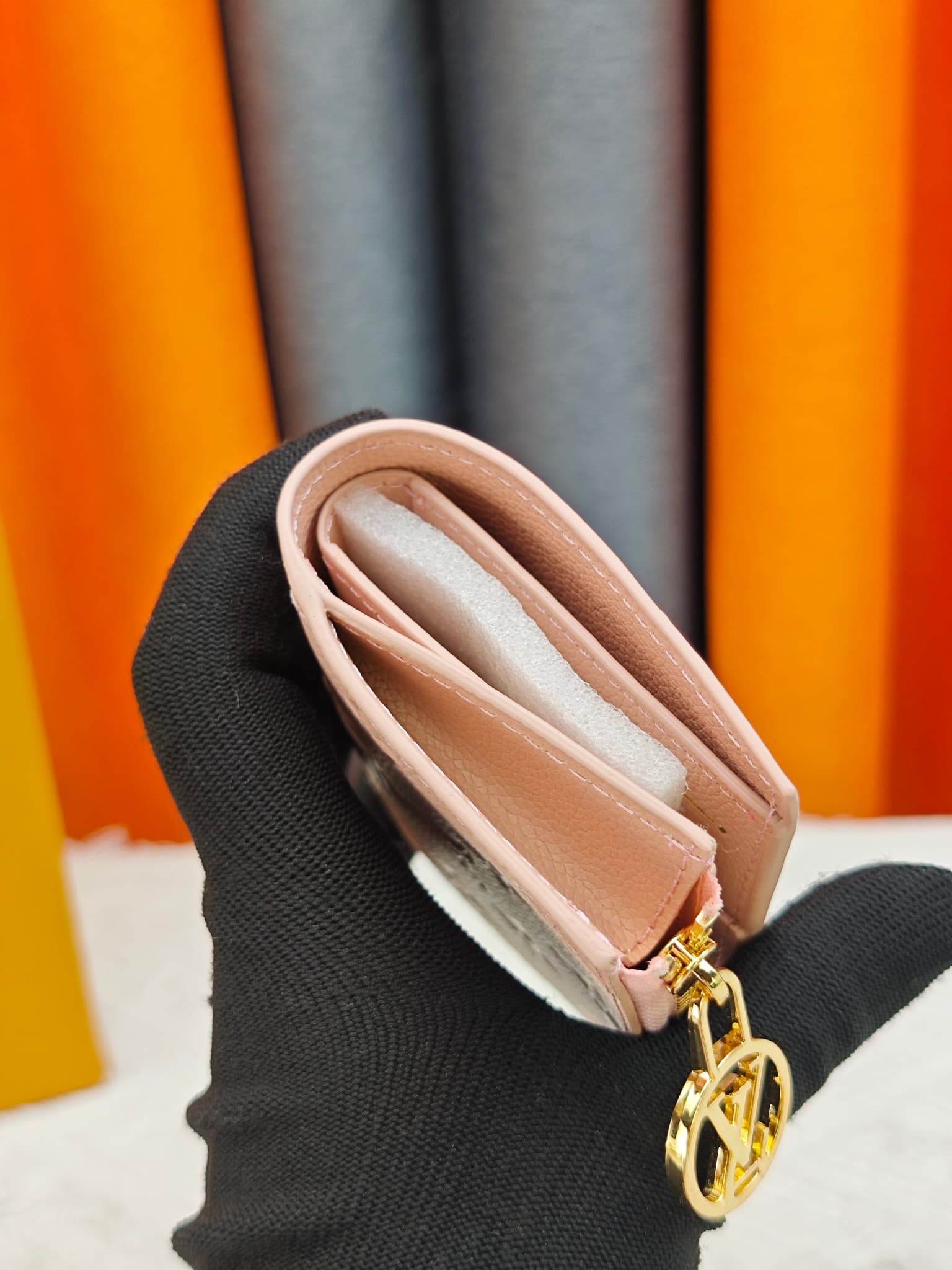 C5289 M82381 M82382 M82383 MPortefeuille Lisa is made of Monogram canvas with colored leather lining. This compact wallet features a coin pocket and corner support; the handle is decorated with LV circles, allowing it to be easily placed in a small bag or — image 5