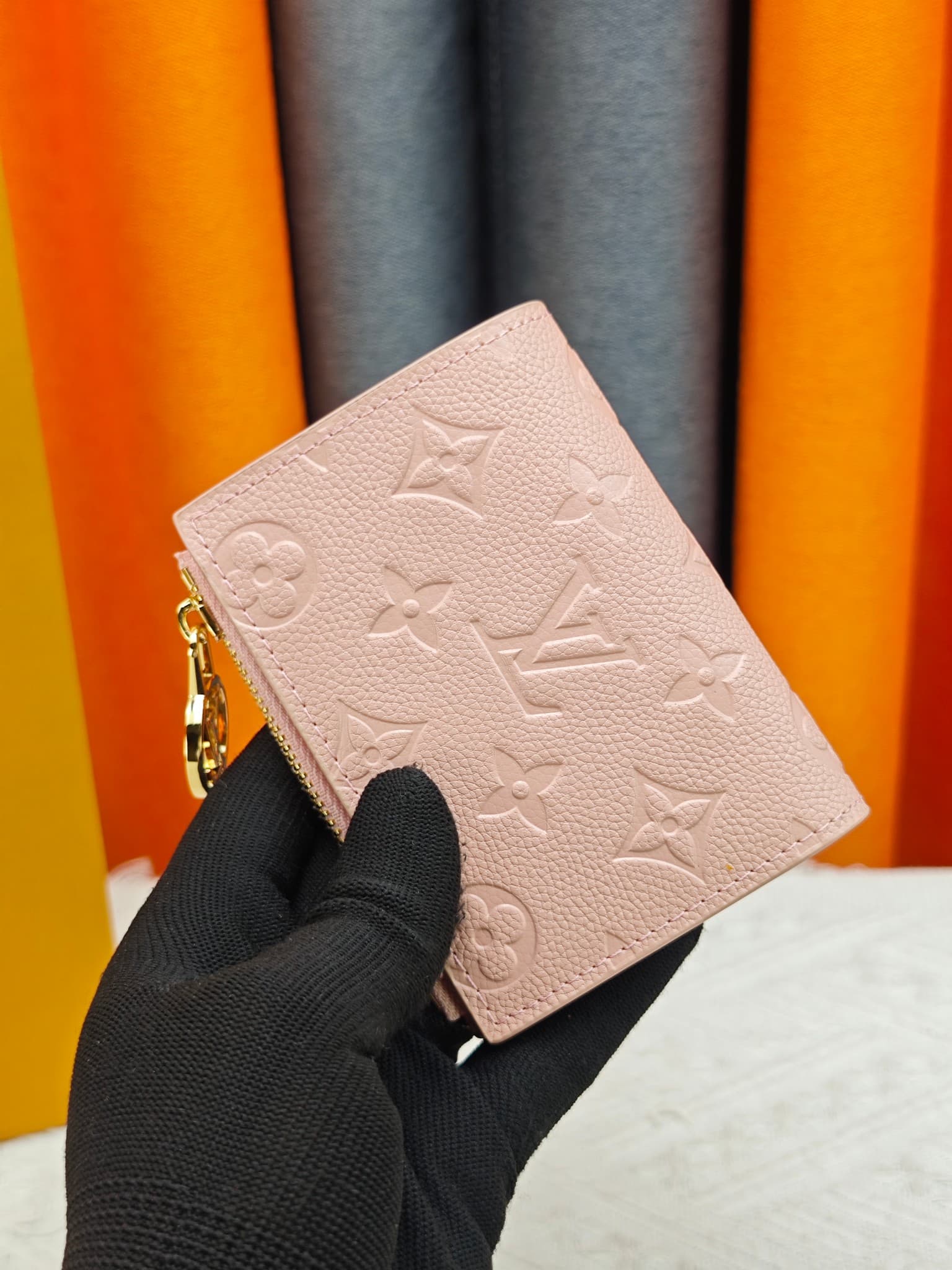 C5289 M82381 M82382 M82383 MPortefeuille Lisa is made of Monogram canvas with colored leather lining. This compact wallet features a coin pocket and corner support; the handle is decorated with LV circles, allowing it to be easily placed in a small bag or — image 2