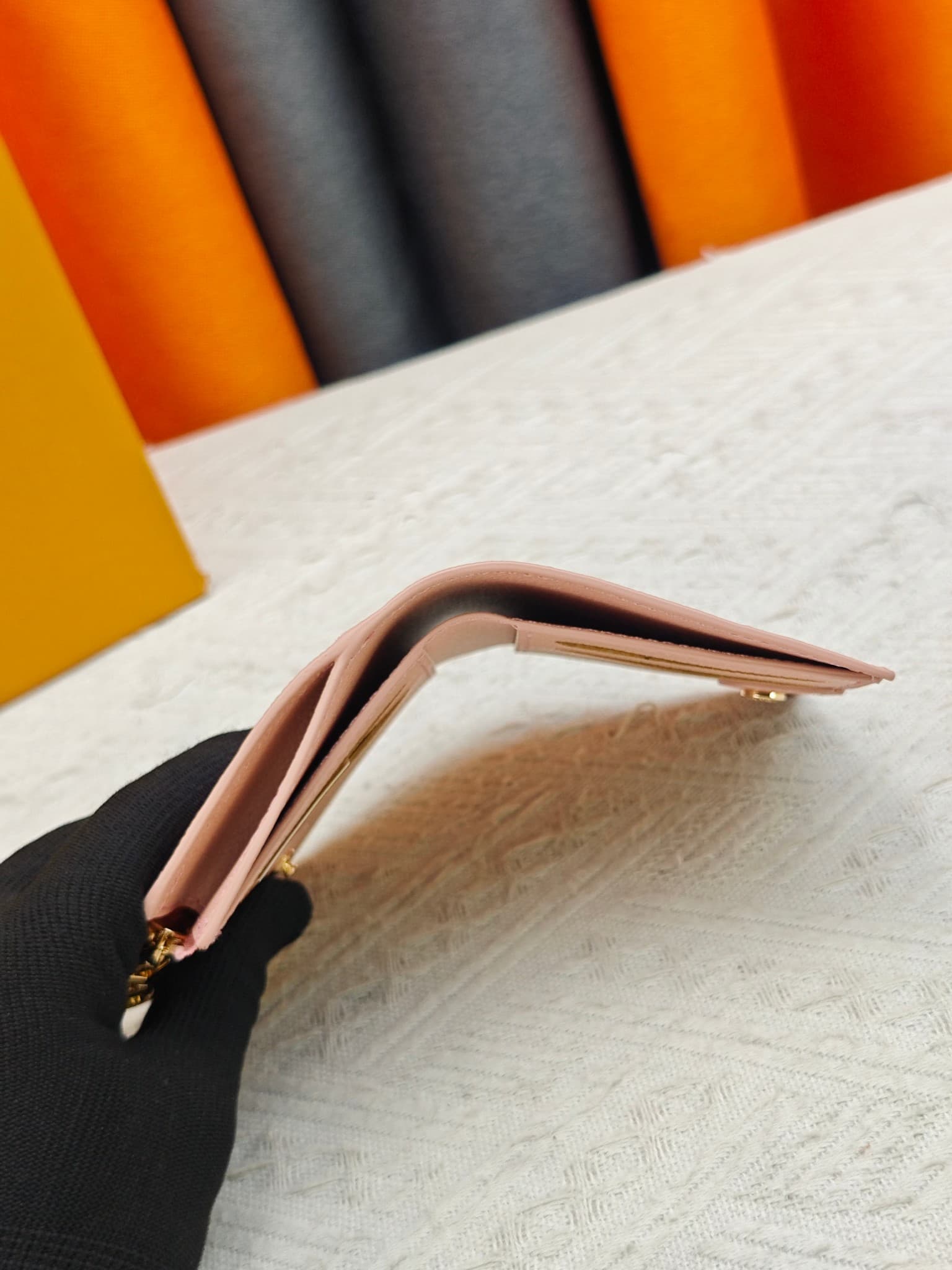 C5289 M82381 M82382 M82383 MPortefeuille Lisa is made of Monogram canvas with colored leather lining. This compact wallet features a coin pocket and corner support; the handle is decorated with LV circles, allowing it to be easily placed in a small bag or — image 8