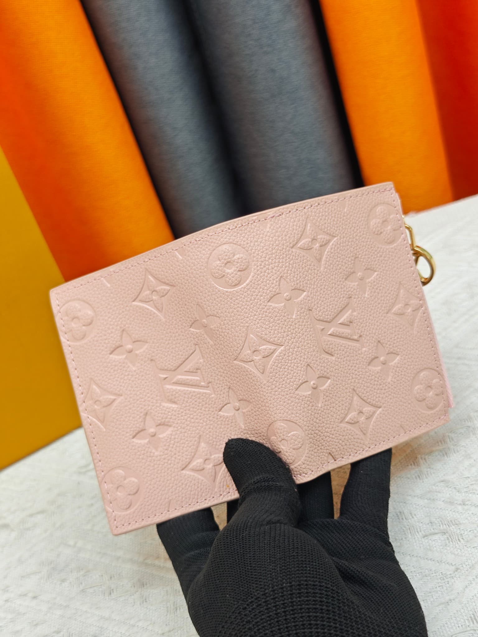 C5289 M82381 M82382 M82383 MPortefeuille Lisa is made of Monogram canvas with colored leather lining. This compact wallet features a coin pocket and corner support; the handle is decorated with LV circles, allowing it to be easily placed in a small bag or — image 7