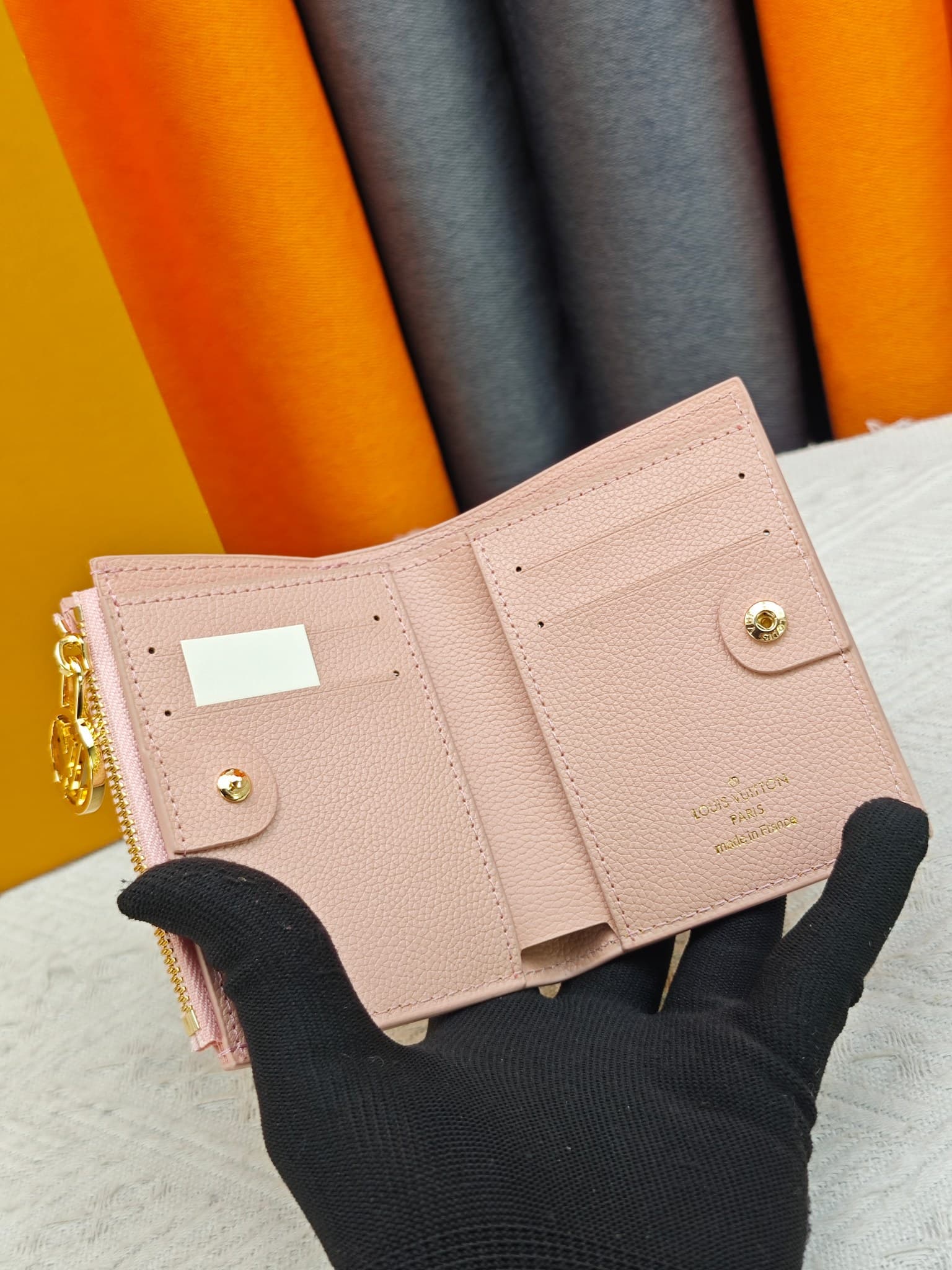 C5289 M82381 M82382 M82383 MPortefeuille Lisa is made of Monogram canvas with colored leather lining. This compact wallet features a coin pocket and corner support; the handle is decorated with LV circles, allowing it to be easily placed in a small bag or — image 6