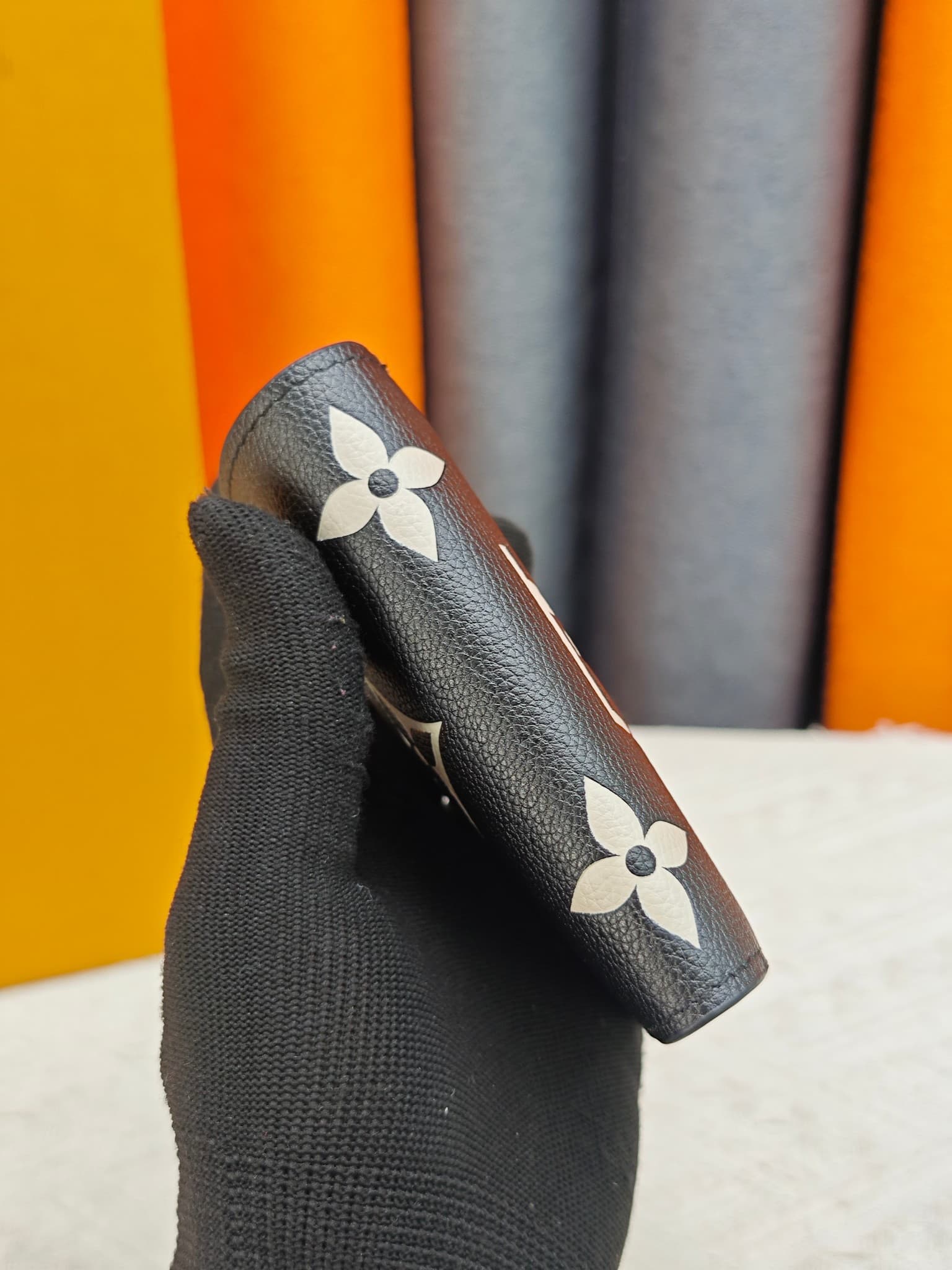 C5288 M82381 M82382 M82383 MPortefeuille Lisa is made of Monogram canvas with colored leather lining. This compact wallet features a corner flap for coins, and the handle is decorated with LV circles, making it easy to fit into a small bag or handbag. It  — image 3
