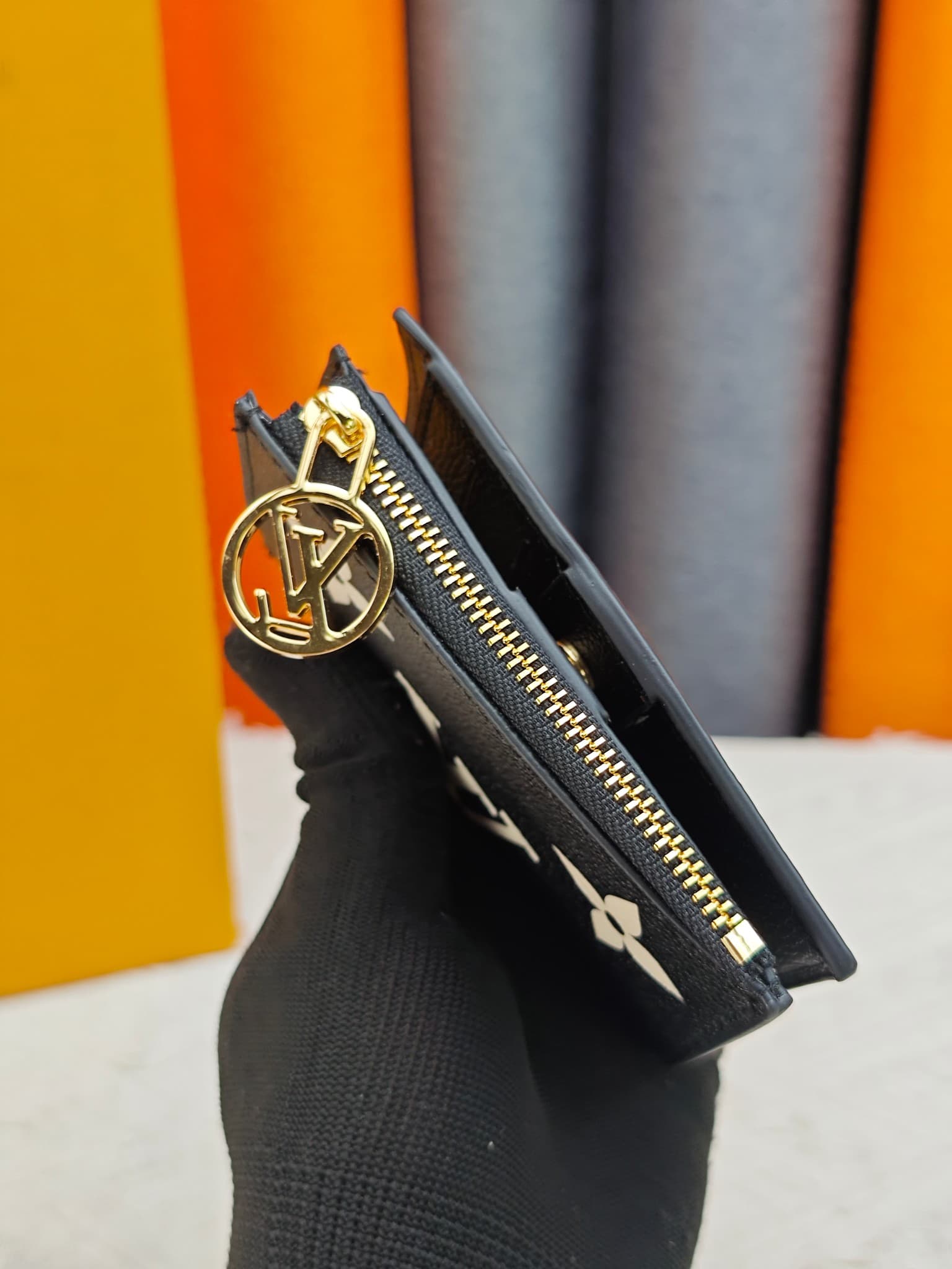 C5288 M82381 M82382 M82383 MPortefeuille Lisa is made of Monogram canvas with colored leather lining. This compact wallet features a corner flap for coins, and the handle is decorated with LV circles, making it easy to fit into a small bag or handbag. It  — image 4