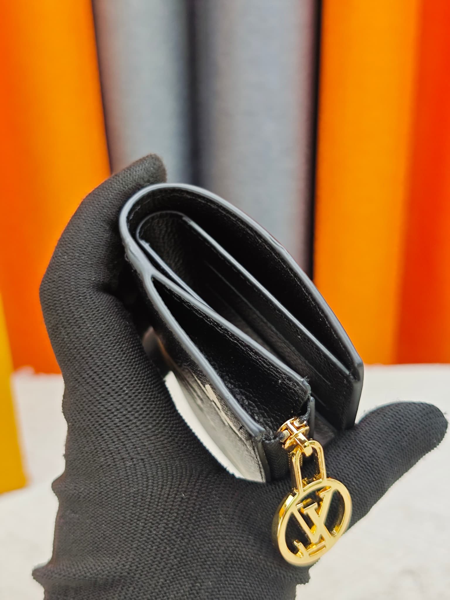 C5288 M82381 M82382 M82383 MPortefeuille Lisa is made of Monogram canvas with colored leather lining. This compact wallet features a corner flap for coins, and the handle is decorated with LV circles, making it easy to fit into a small bag or handbag. It  — image 5