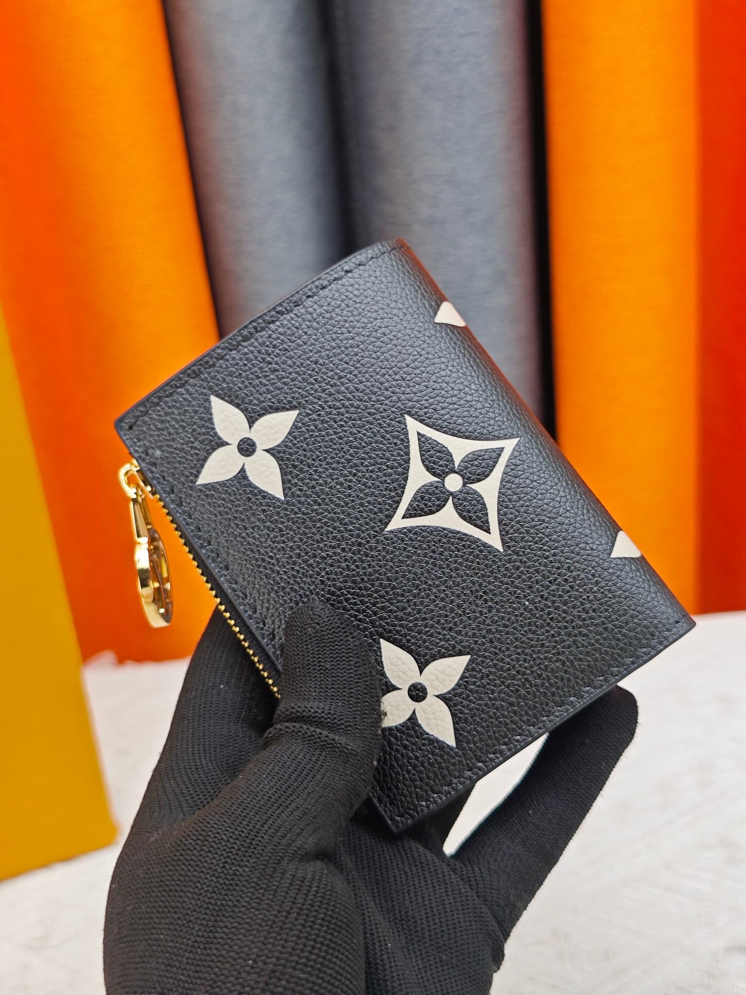 C5288 M82381 M82382 M82383 MPortefeuille Lisa is made of Monogram canvas with colored leather lining. This compact wallet features a corner flap for coins, and the handle is decorated with LV circles, making it easy to fit into a small bag or handbag. It  — image 2