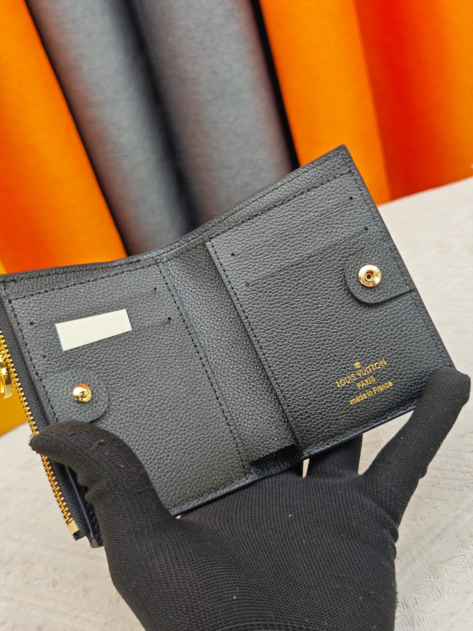 C5288 M82381 M82382 M82383 MPortefeuille Lisa is made of Monogram canvas with colored leather lining. This compact wallet features a corner flap for coins, and the handle is decorated with LV circles, making it easy to fit into a small bag or handbag. It  — image 6