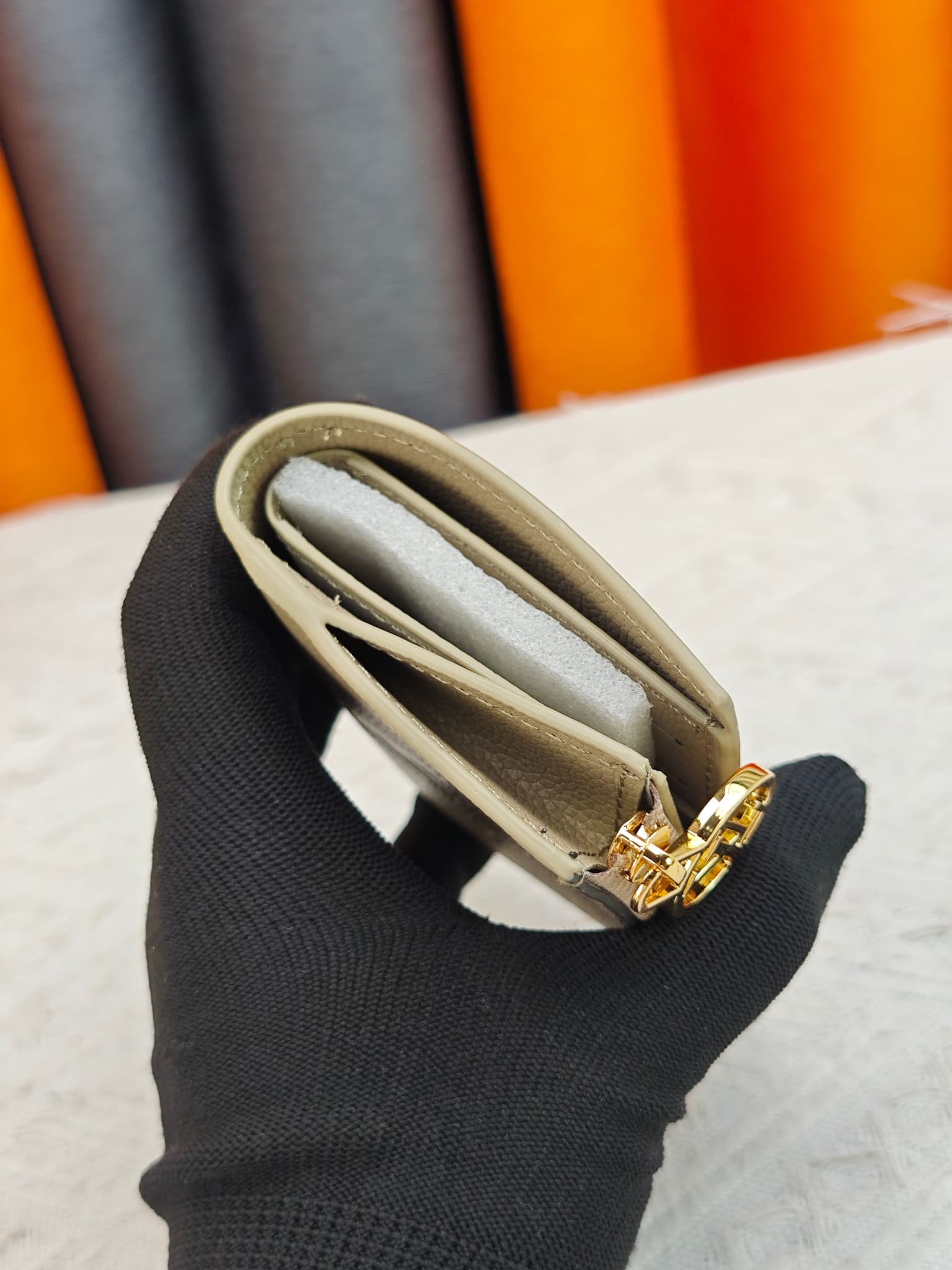 C5287 M82381 M82382 M82383 MPortefeuille Lisa is made of Monogram canvas, with colored leather lining. This compact wallet features a coin pocket and corner supports; the handle is decorated with LV circles, allowing it to be easily placed in a small bag  — image 5