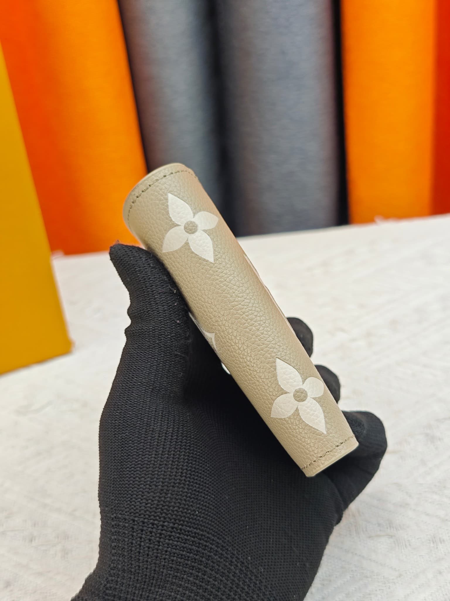 C5287 M82381 M82382 M82383 MPortefeuille Lisa is made of Monogram canvas, with colored leather lining. This compact wallet features a coin pocket and corner supports; the handle is decorated with LV circles, allowing it to be easily placed in a small bag  — image 3