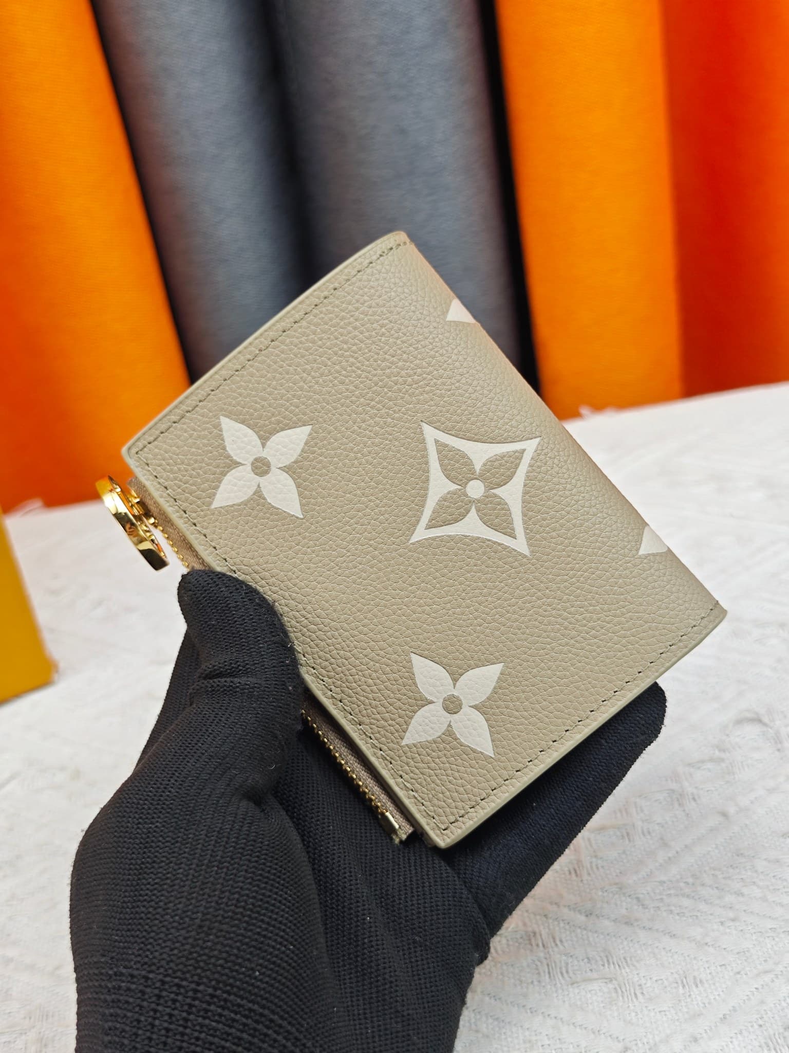 C5287 M82381 M82382 M82383 MPortefeuille Lisa is made of Monogram canvas, with colored leather lining. This compact wallet features a coin pocket and corner supports; the handle is decorated with LV circles, allowing it to be easily placed in a small bag  — image 2