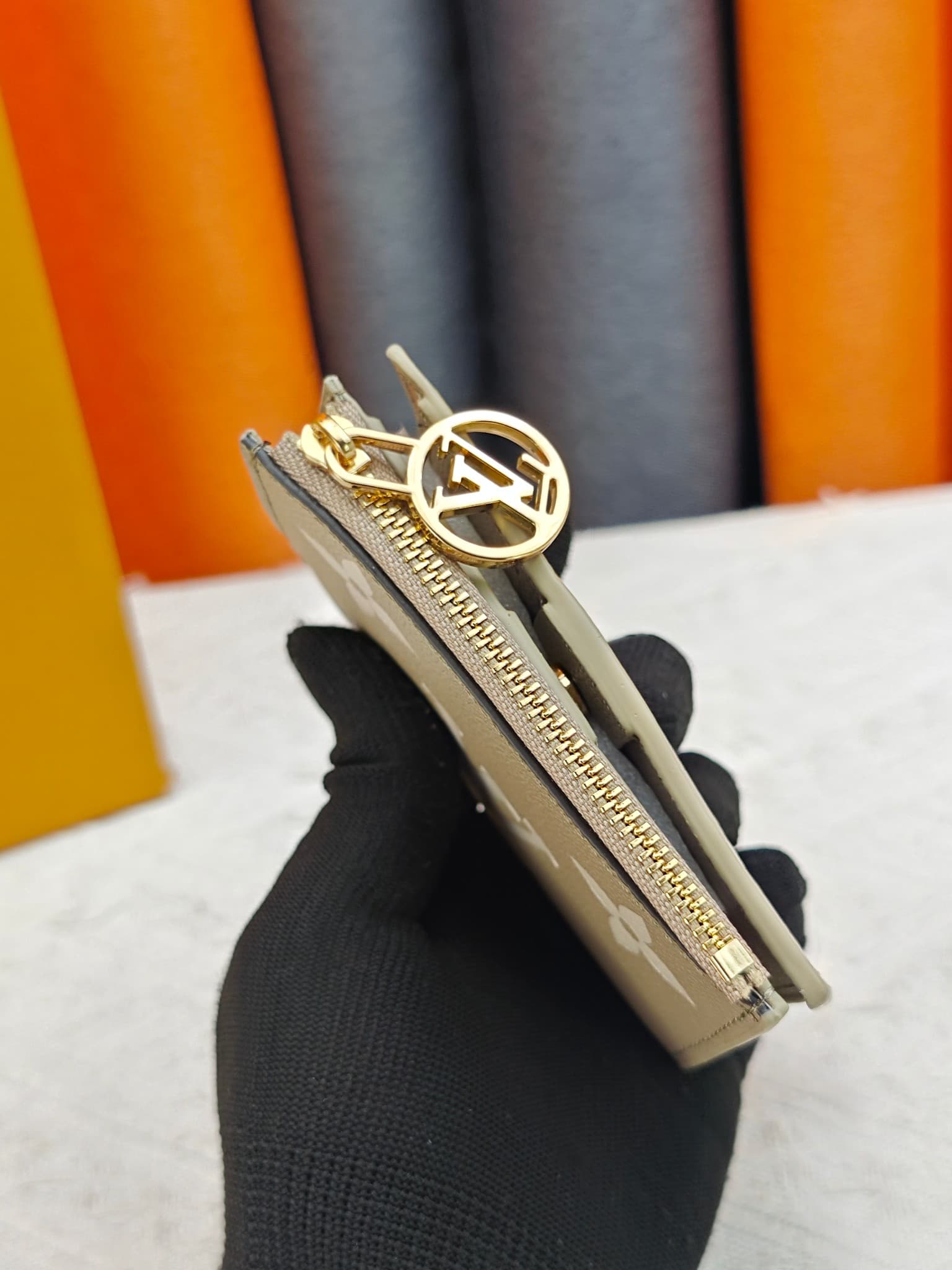 C5287 M82381 M82382 M82383 MPortefeuille Lisa is made of Monogram canvas, with colored leather lining. This compact wallet features a coin pocket and corner supports; the handle is decorated with LV circles, allowing it to be easily placed in a small bag  — image 4