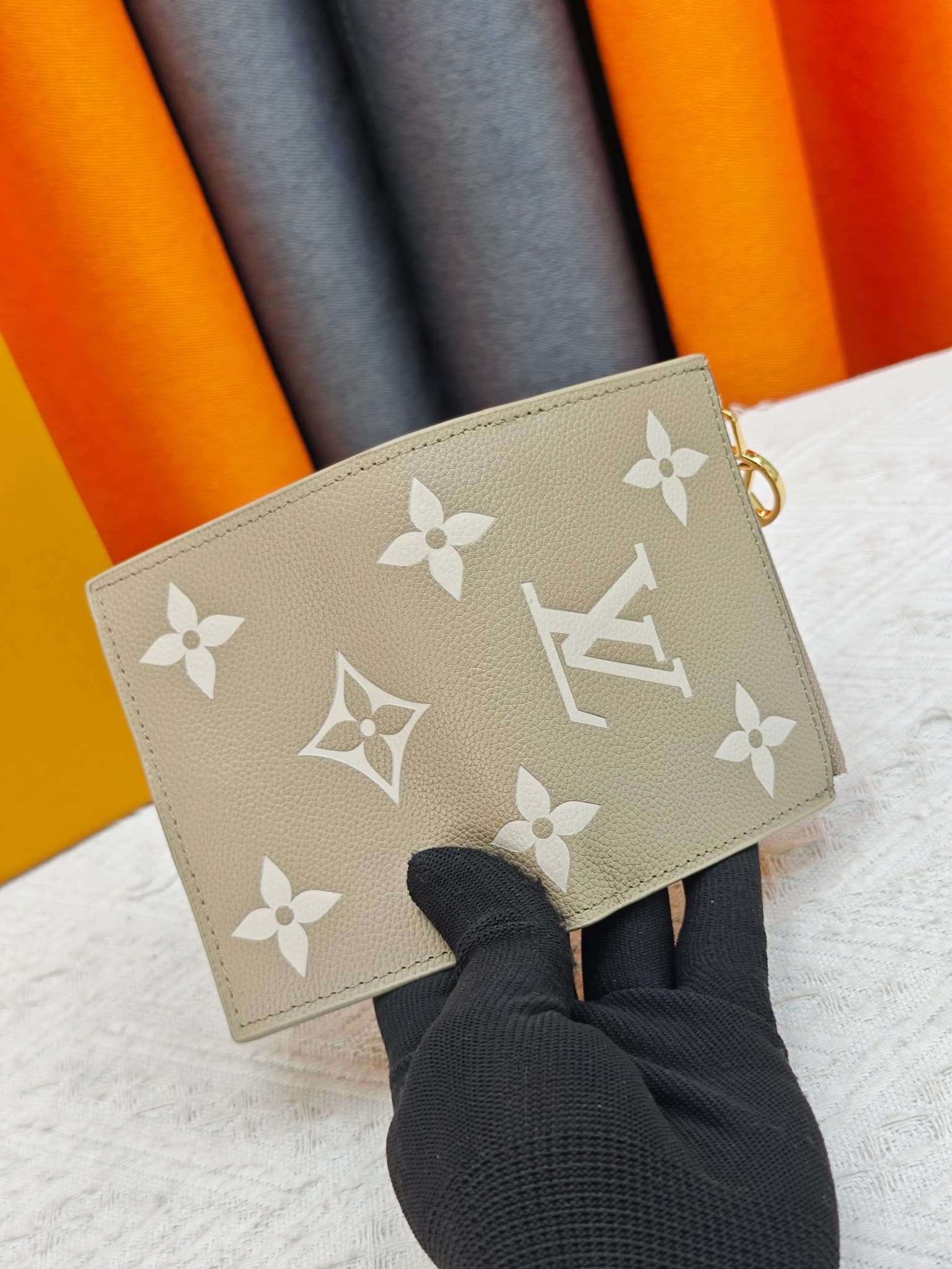 C5287 M82381 M82382 M82383 MPortefeuille Lisa is made of Monogram canvas, with colored leather lining. This compact wallet features a coin pocket and corner supports; the handle is decorated with LV circles, allowing it to be easily placed in a small bag  — image 7