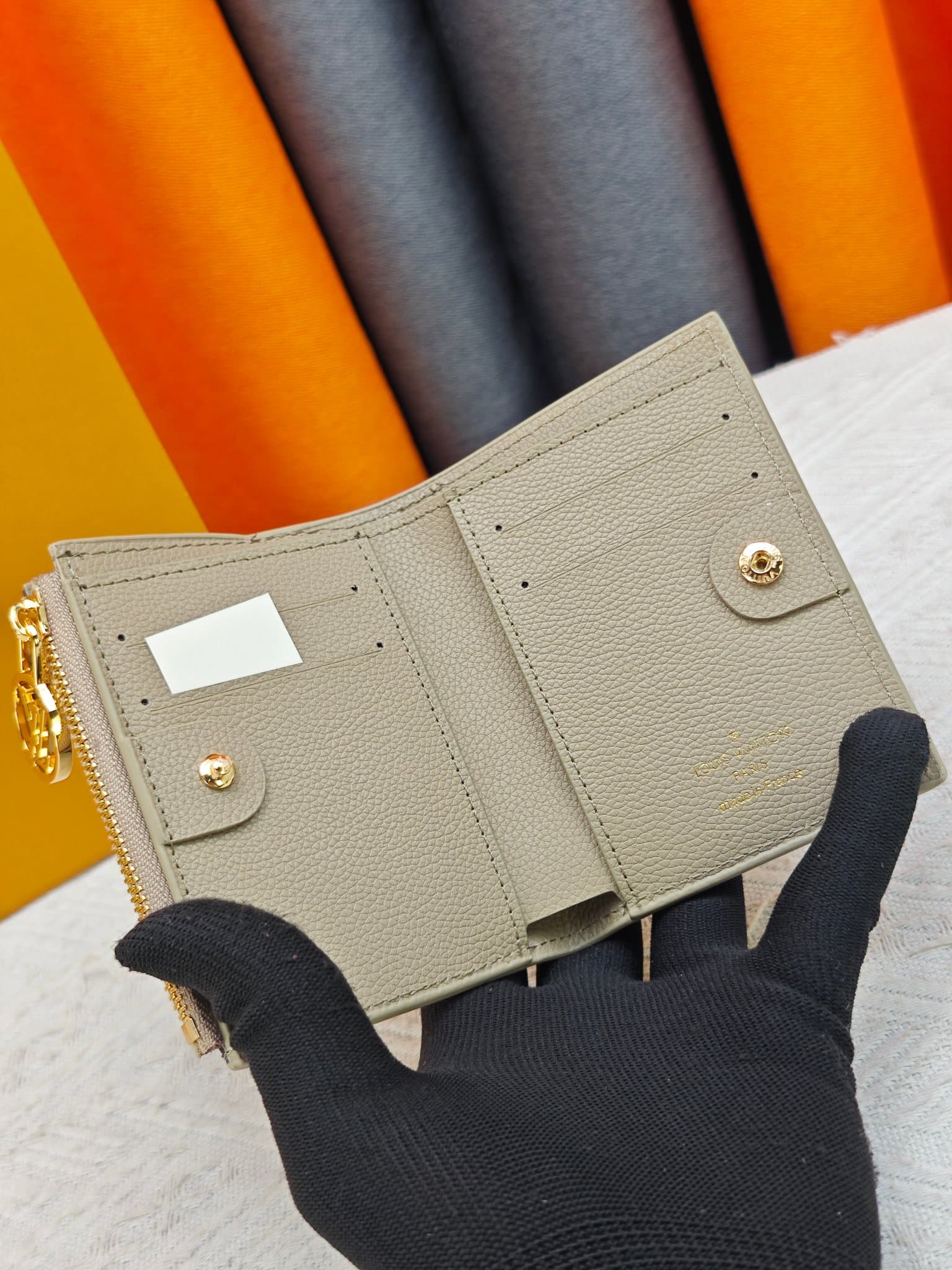 C5287 M82381 M82382 M82383 MPortefeuille Lisa is made of Monogram canvas, with colored leather lining. This compact wallet features a coin pocket and corner supports; the handle is decorated with LV circles, allowing it to be easily placed in a small bag  — image 6