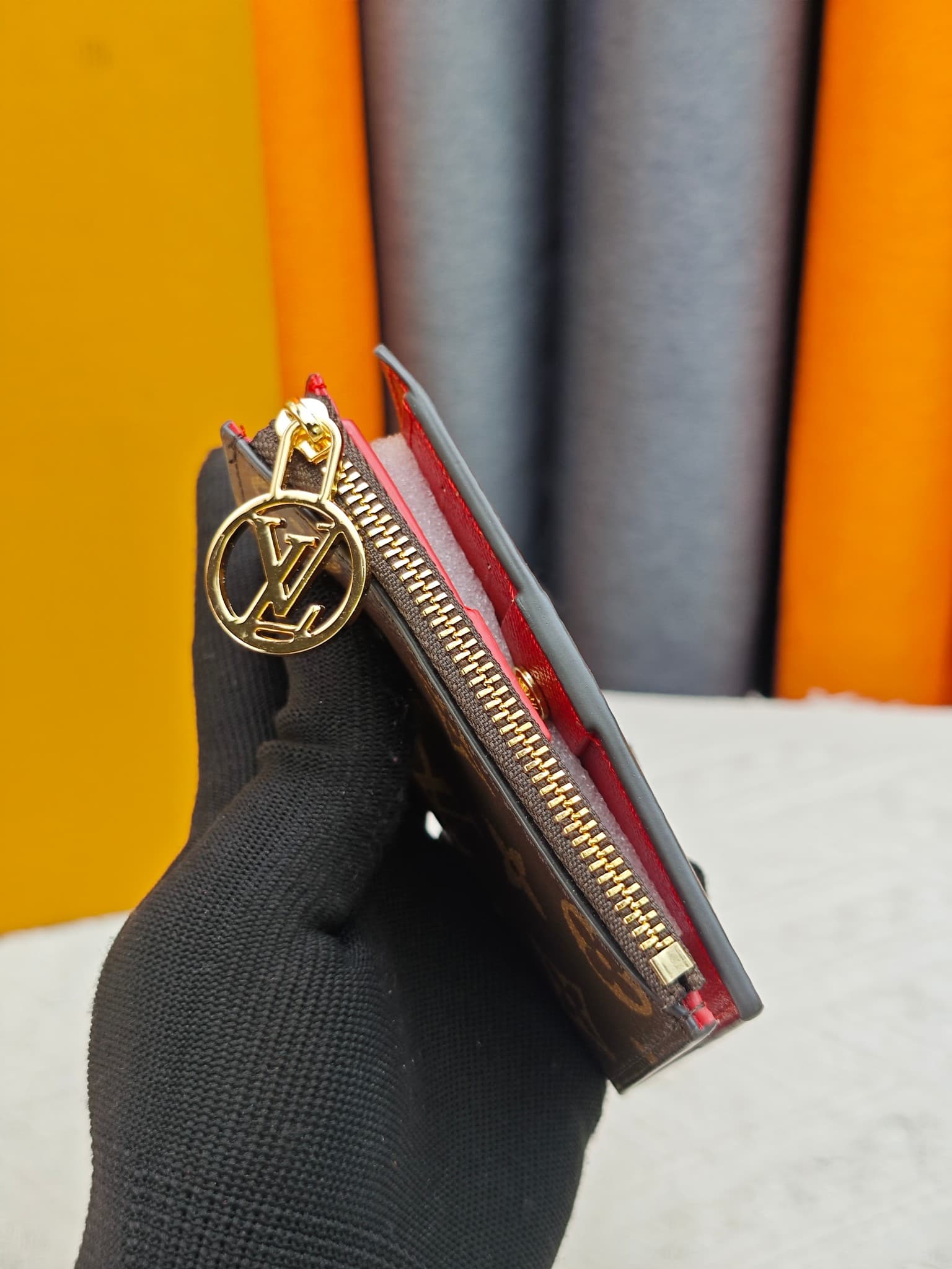C5286 M82381 M82382 M82383 MPortefeuille Lisa is made of Monogram canvas with colored leather lining. This compact wallet features a coin pocket with support strips, and the handle is decorated with LV circles. It can be easily placed in a small bag or ha — image 3