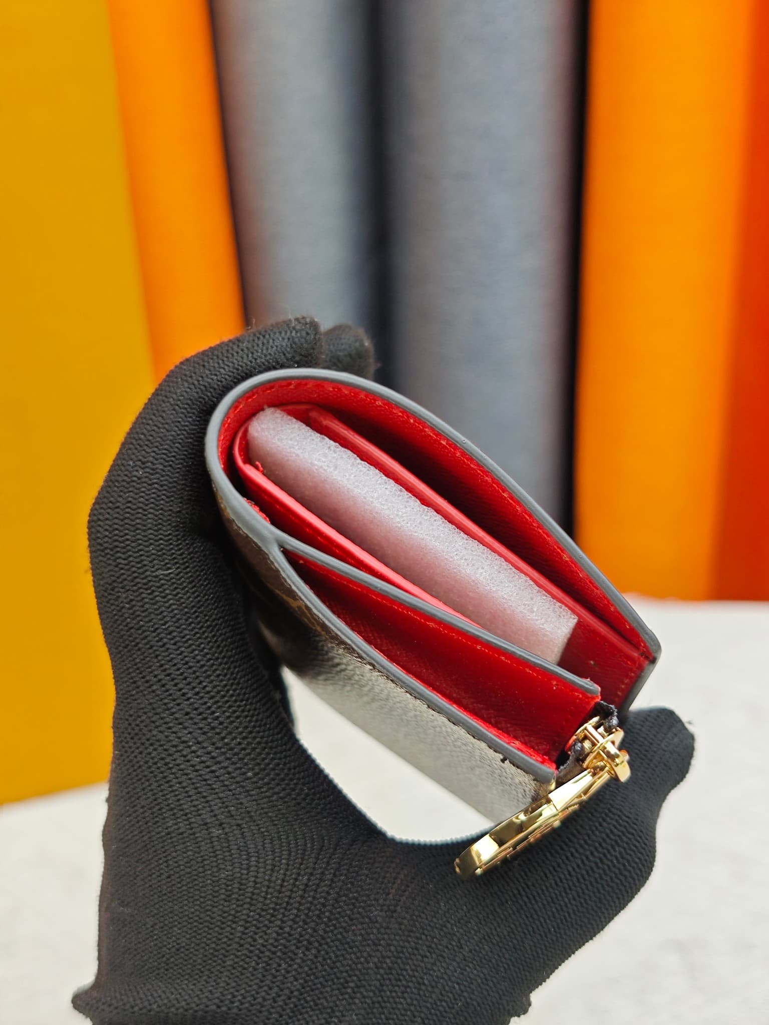 C5286 M82381 M82382 M82383 MPortefeuille Lisa is made of Monogram canvas with colored leather lining. This compact wallet features a coin pocket with support strips, and the handle is decorated with LV circles. It can be easily placed in a small bag or ha — image 4