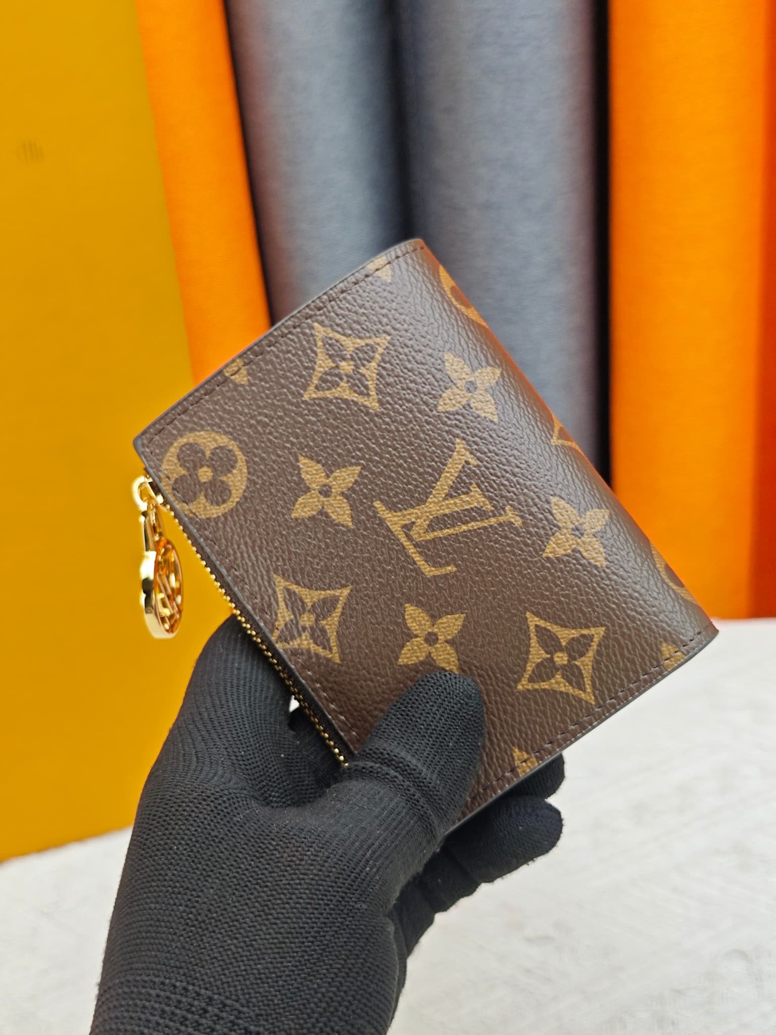 C5286 M82381 M82382 M82383 MPortefeuille Lisa is made of Monogram canvas with colored leather lining. This compact wallet features a coin pocket with support strips, and the handle is decorated with LV circles. It can be easily placed in a small bag or ha — image 2