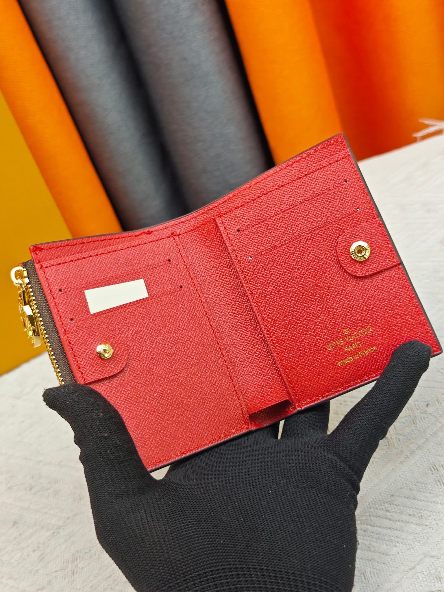 C5286 M82381 M82382 M82383 MPortefeuille Lisa is made of Monogram canvas with colored leather lining. This compact wallet features a coin pocket with support strips, and the handle is decorated with LV circles. It can be easily placed in a small bag or ha — image 6