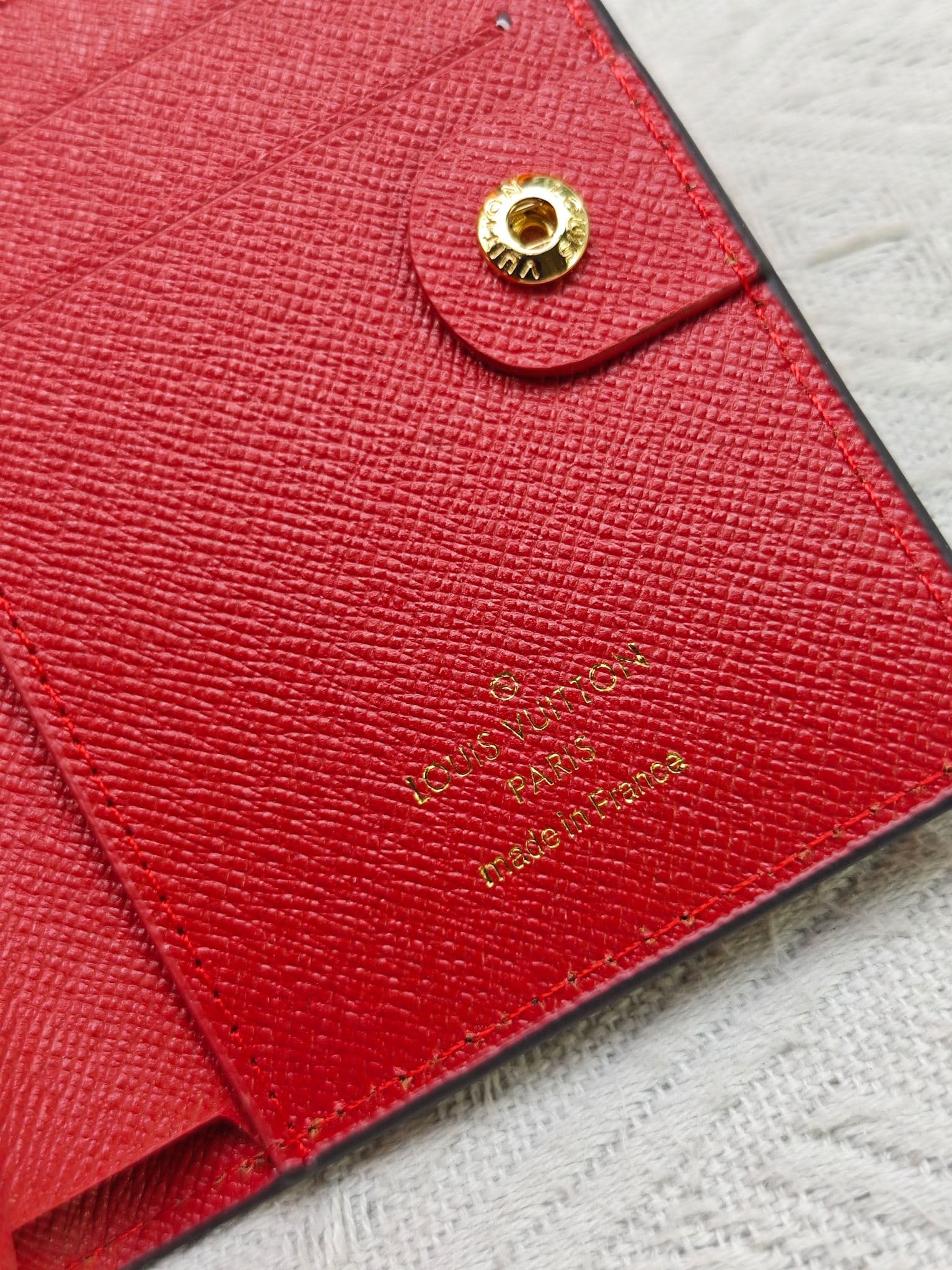 C5286 M82381 M82382 M82383 MPortefeuille Lisa is made of Monogram canvas with colored leather lining. This compact wallet features a coin pocket with support strips, and the handle is decorated with LV circles. It can be easily placed in a small bag or ha — image 8