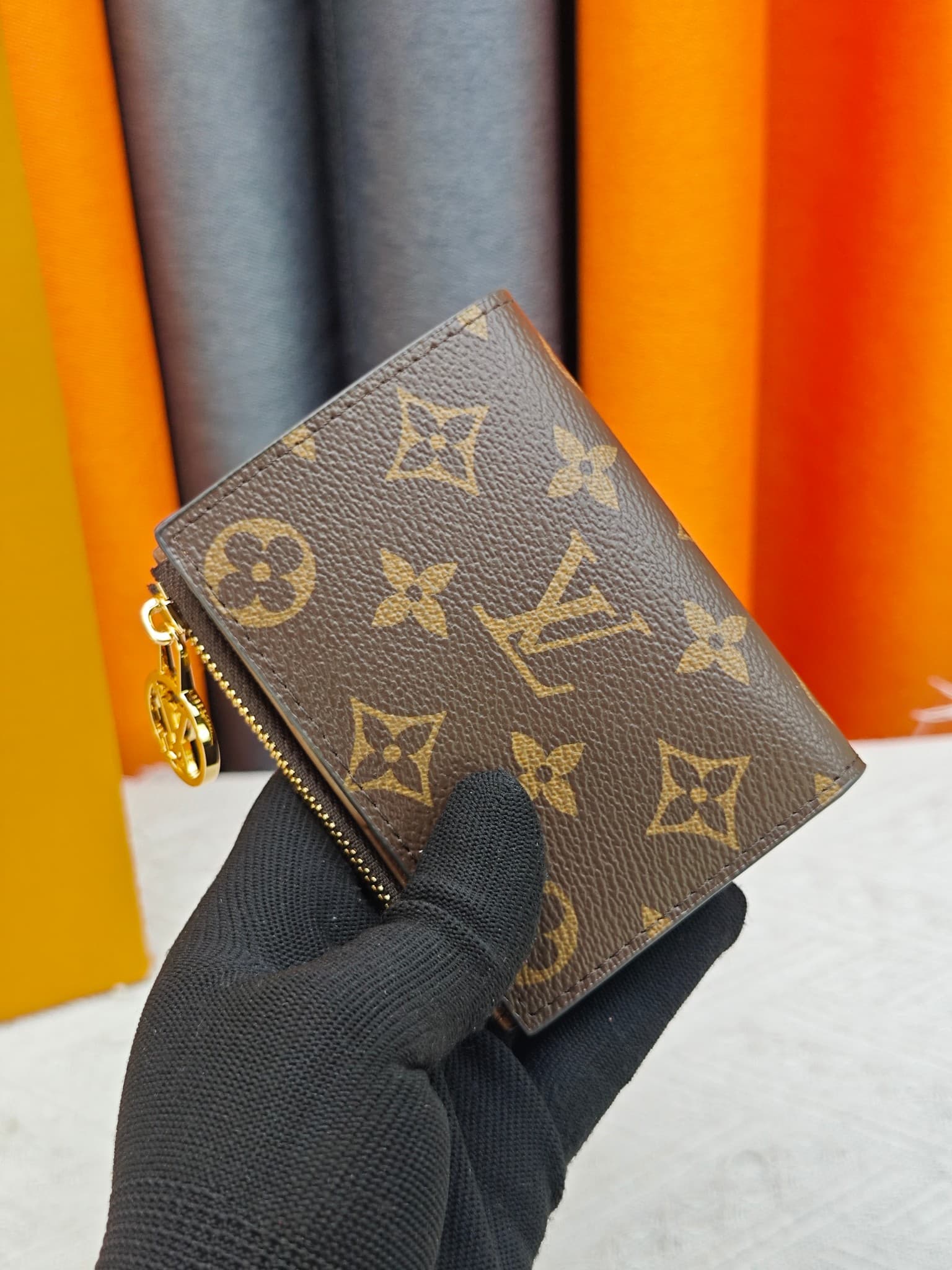 C5285 M82381 M82382 M82383 MPortefeuille Lisa is made of Monogram canvas, with colored leather lining. This compact wallet features a corner panel for coins, and the handle is decorated with LV circles, allowing it to be easily placed in a small bag or ha — image 2
