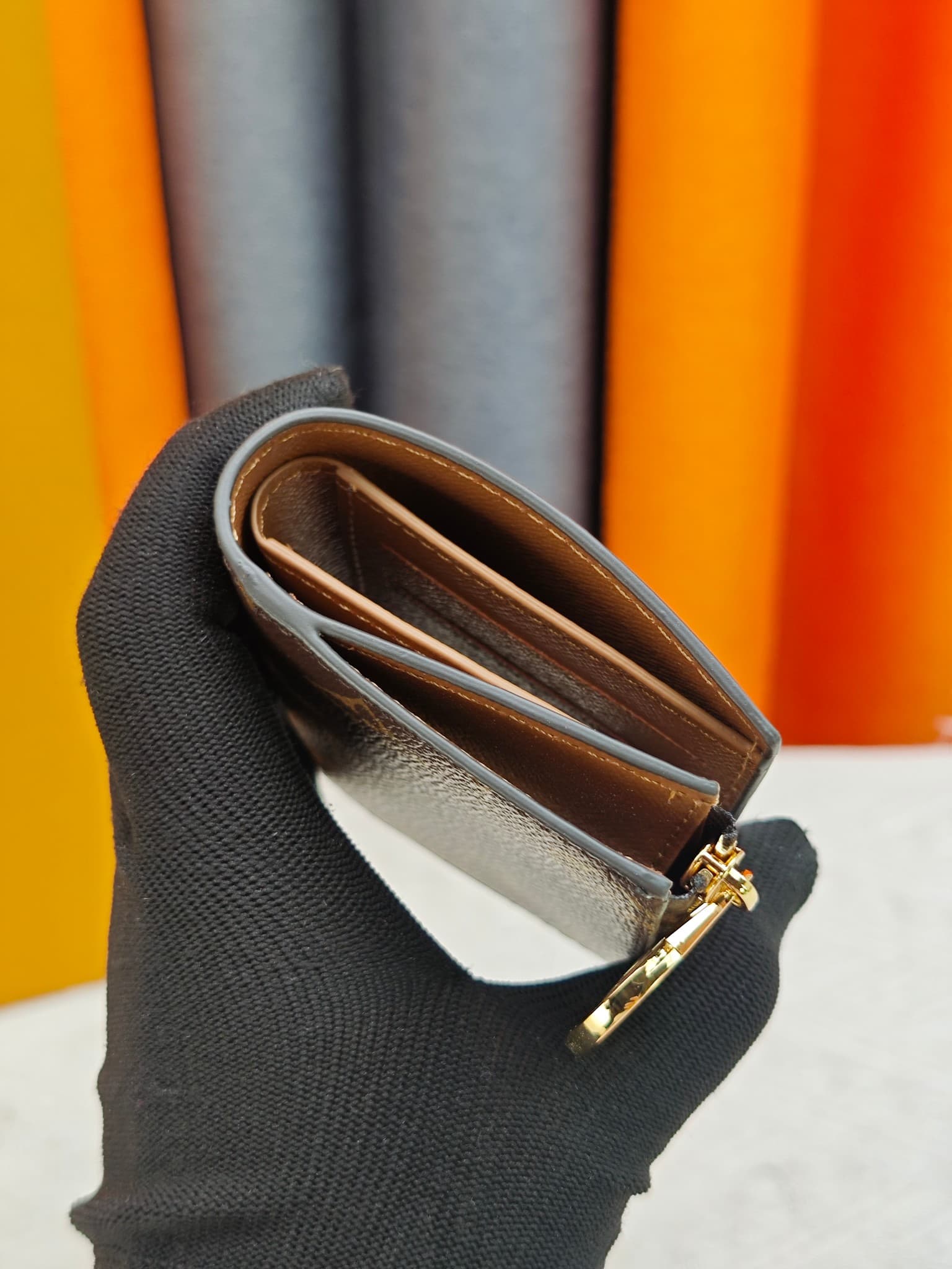 C5285 M82381 M82382 M82383 MPortefeuille Lisa is made of Monogram canvas, with colored leather lining. This compact wallet features a corner panel for coins, and the handle is decorated with LV circles, allowing it to be easily placed in a small bag or ha — image 4