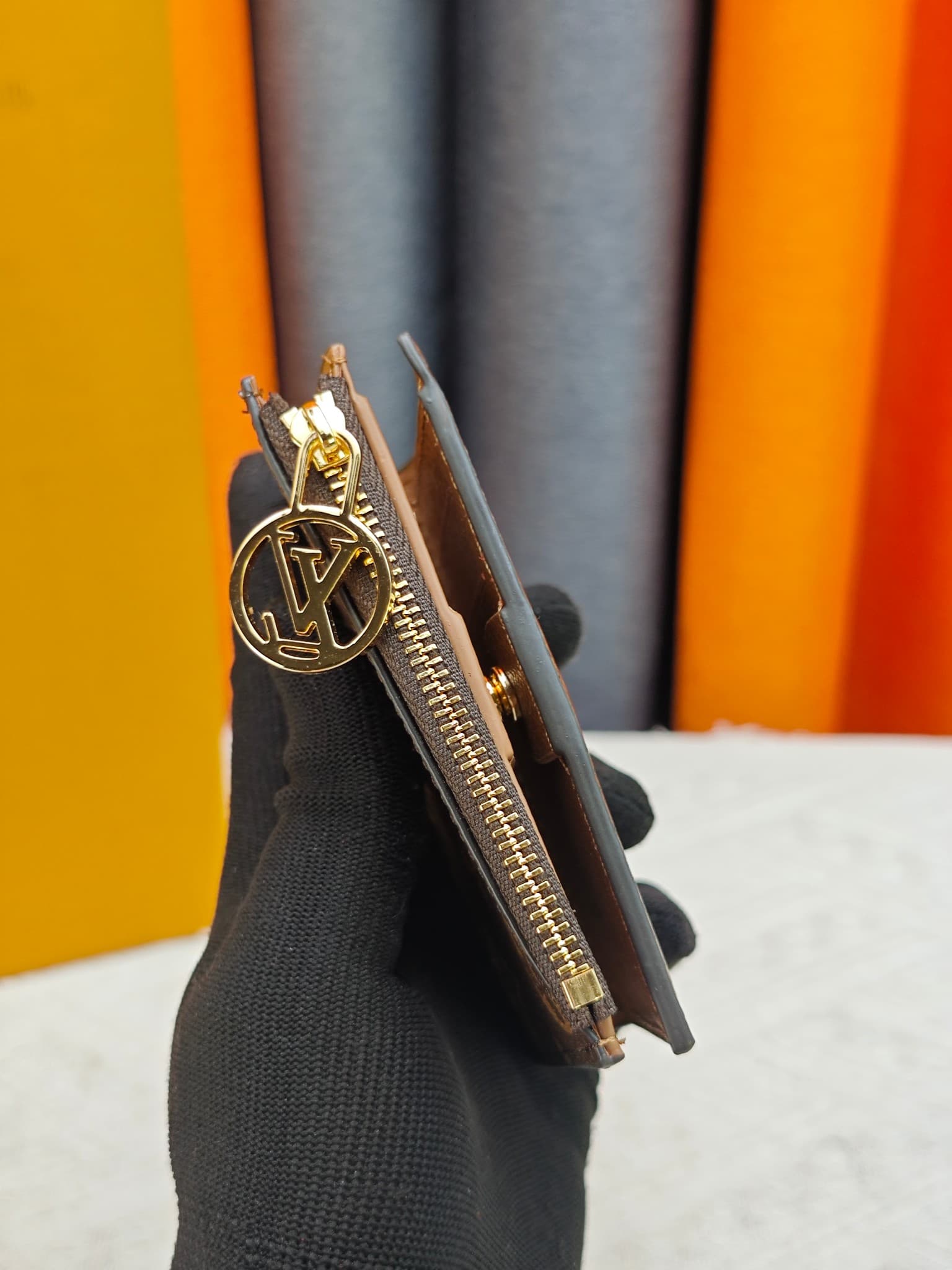 C5285 M82381 M82382 M82383 MPortefeuille Lisa is made of Monogram canvas, with colored leather lining. This compact wallet features a corner panel for coins, and the handle is decorated with LV circles, allowing it to be easily placed in a small bag or ha — image 3